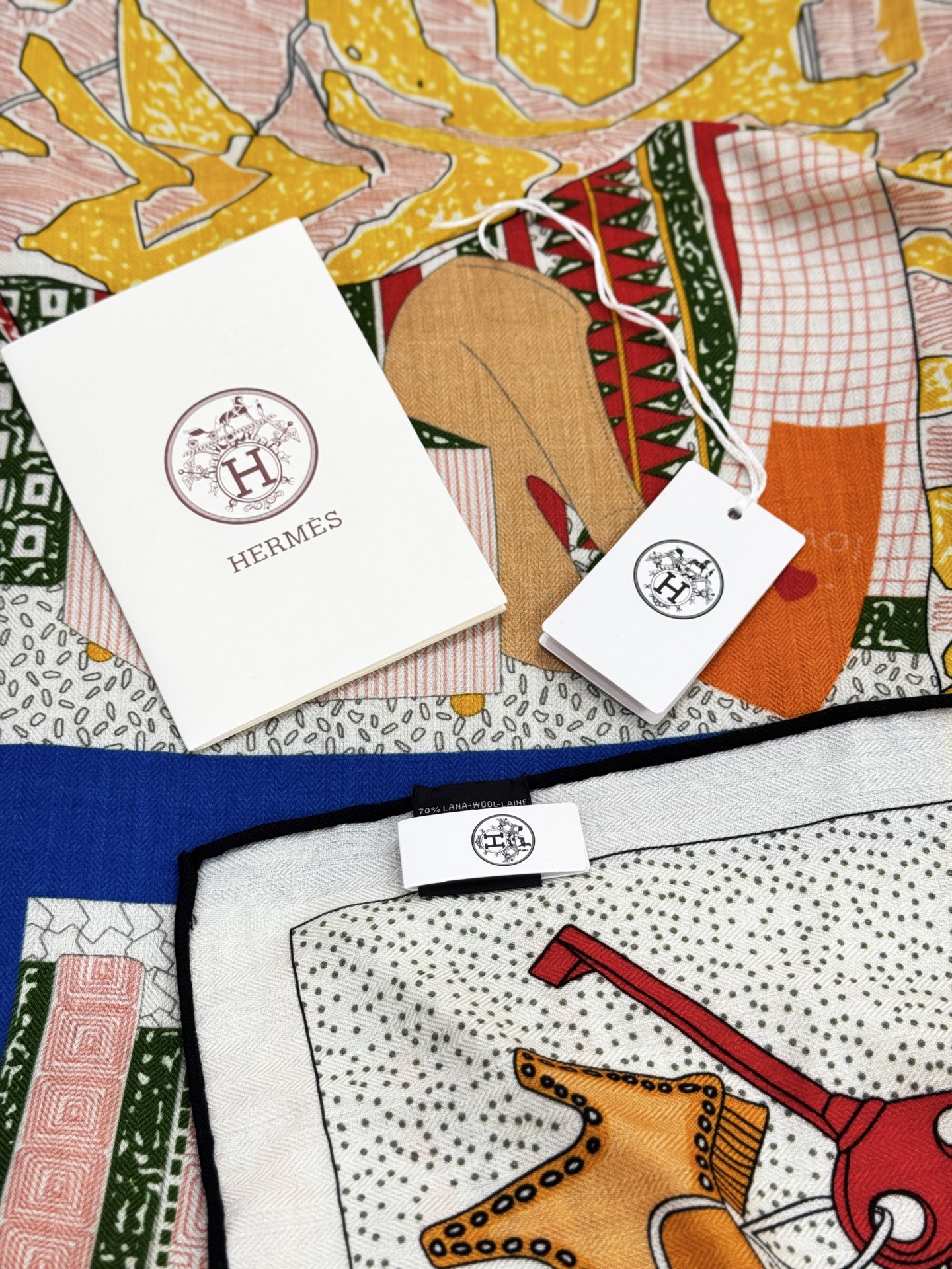 “爱马之约”140双面丝绒披肩手工卷边丝绒方巾（30%桑蚕丝70%羊绒）这款经典单品展现强大而迷人的女性