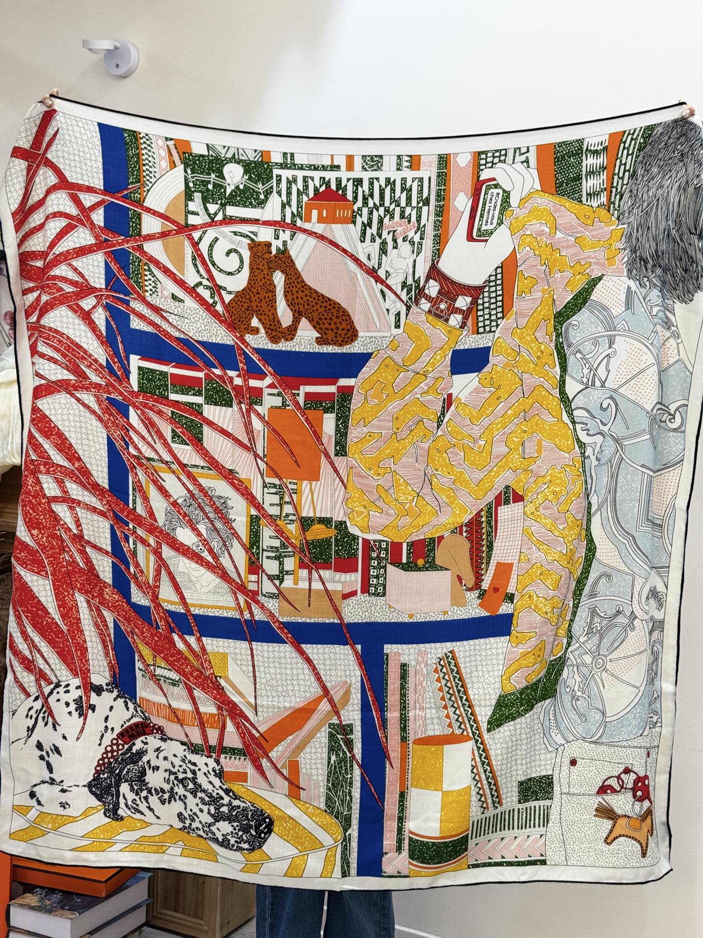 “爱马之约”140双面丝绒披肩手工卷边丝绒方巾（30%桑蚕丝70%羊绒）这款经典单品展现强大而迷人的女性