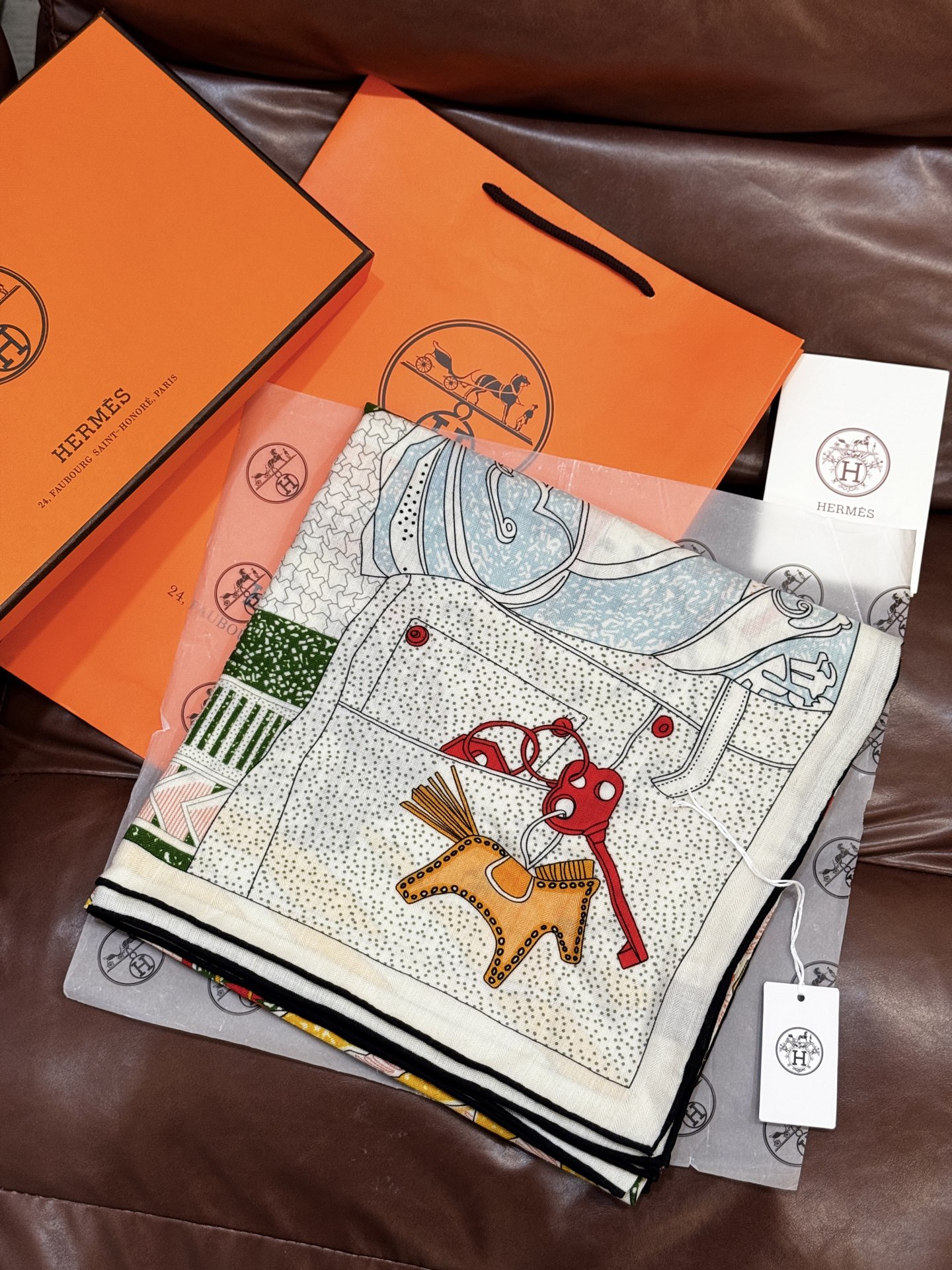 “爱马之约”140双面丝绒披肩手工卷边丝绒方巾（30%桑蚕丝70%羊绒）这款经典单品展现强大而迷人的女性