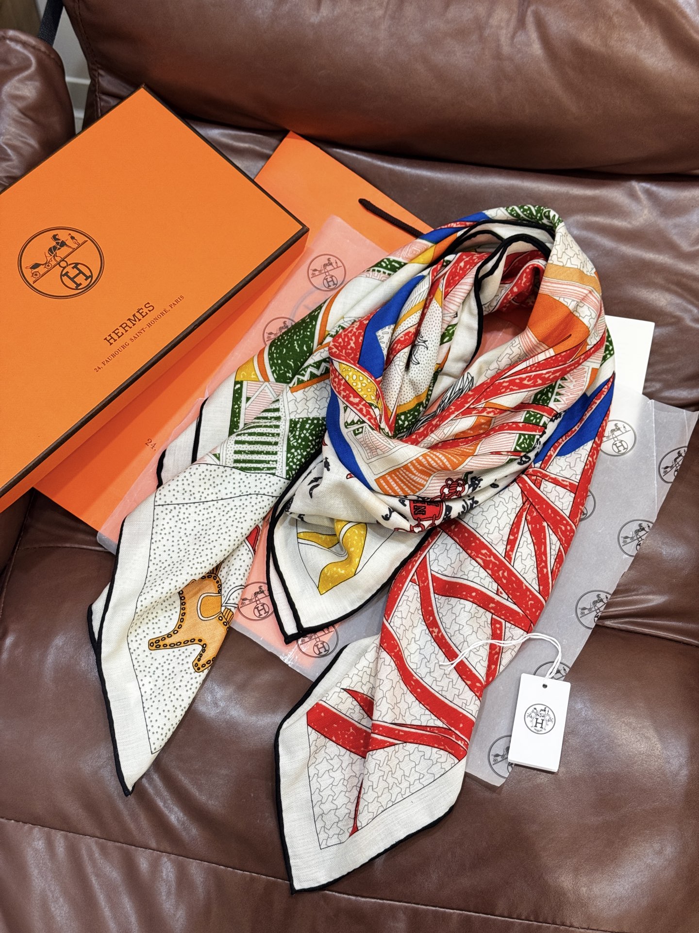 “爱马之约”140双面丝绒披肩手工卷边丝绒方巾（30%桑蚕丝70%羊绒）这款经典单品展现强大而迷人的女性