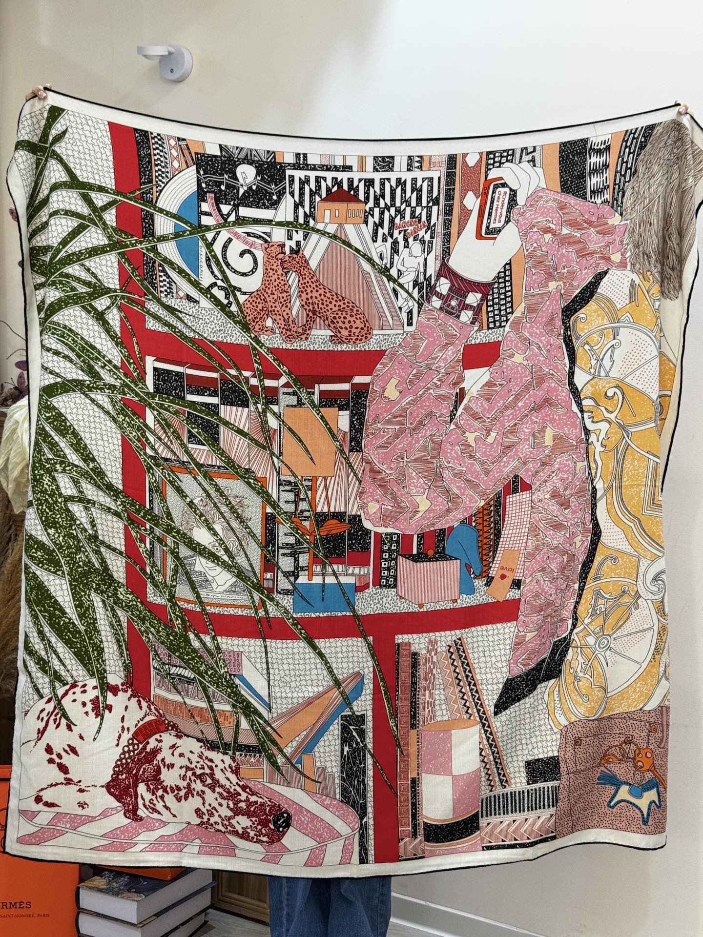 “爱马之约”140双面丝绒披肩手工卷边丝绒方巾（30%桑蚕丝70%羊绒）这款经典单品展现强大而迷人的女性