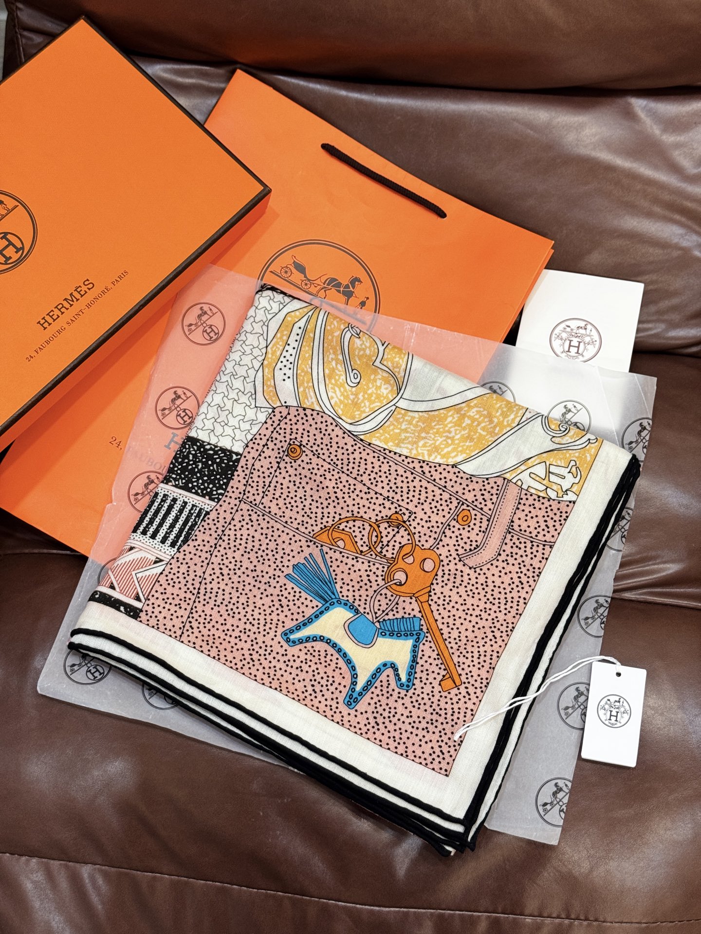 “爱马之约”140双面丝绒披肩手工卷边丝绒方巾（30%桑蚕丝70%羊绒）这款经典单品展现强大而迷人的女性