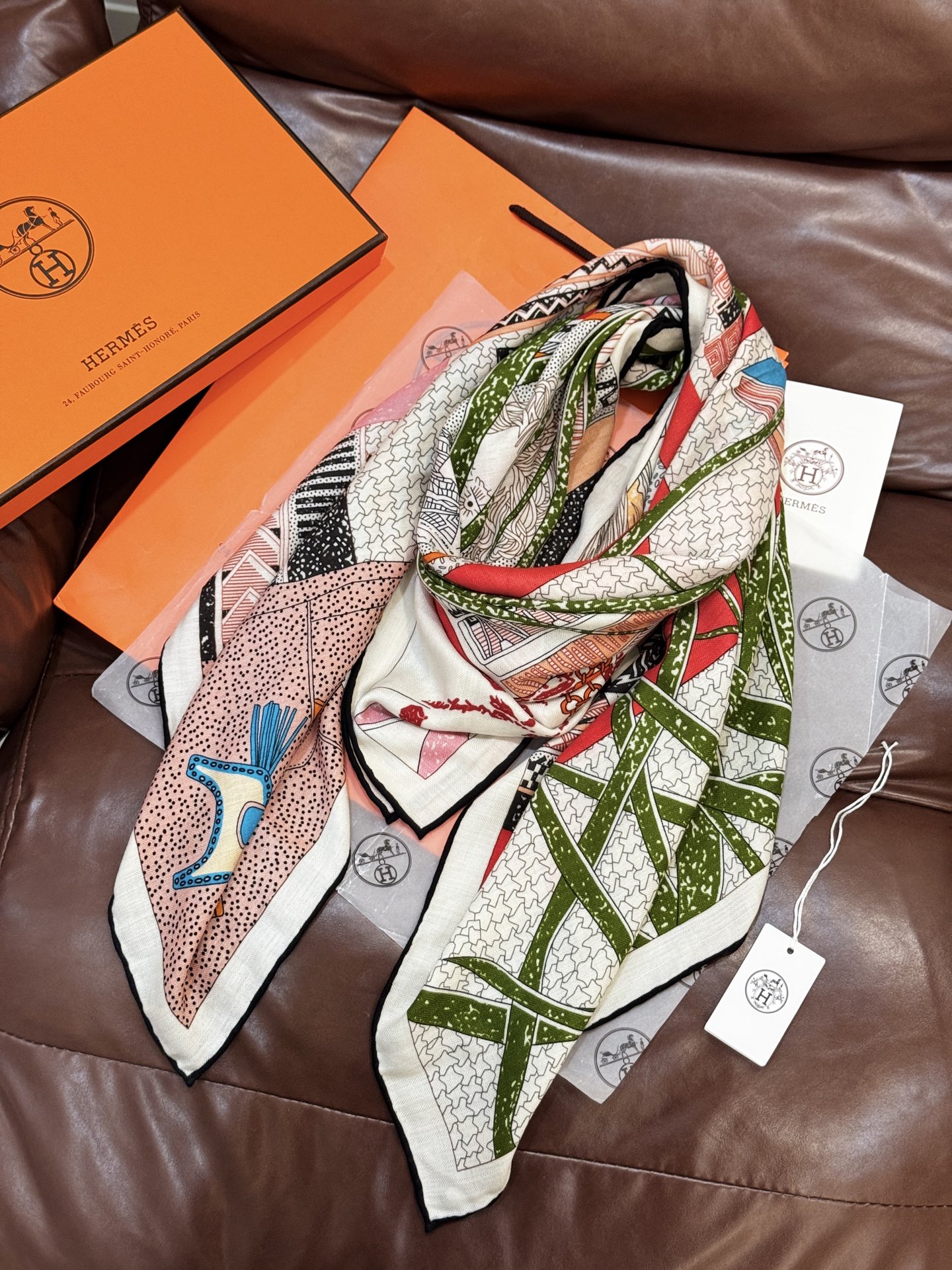 “爱马之约”140双面丝绒披肩手工卷边丝绒方巾（30%桑蚕丝70%羊绒）这款经典单品展现强大而迷人的女性