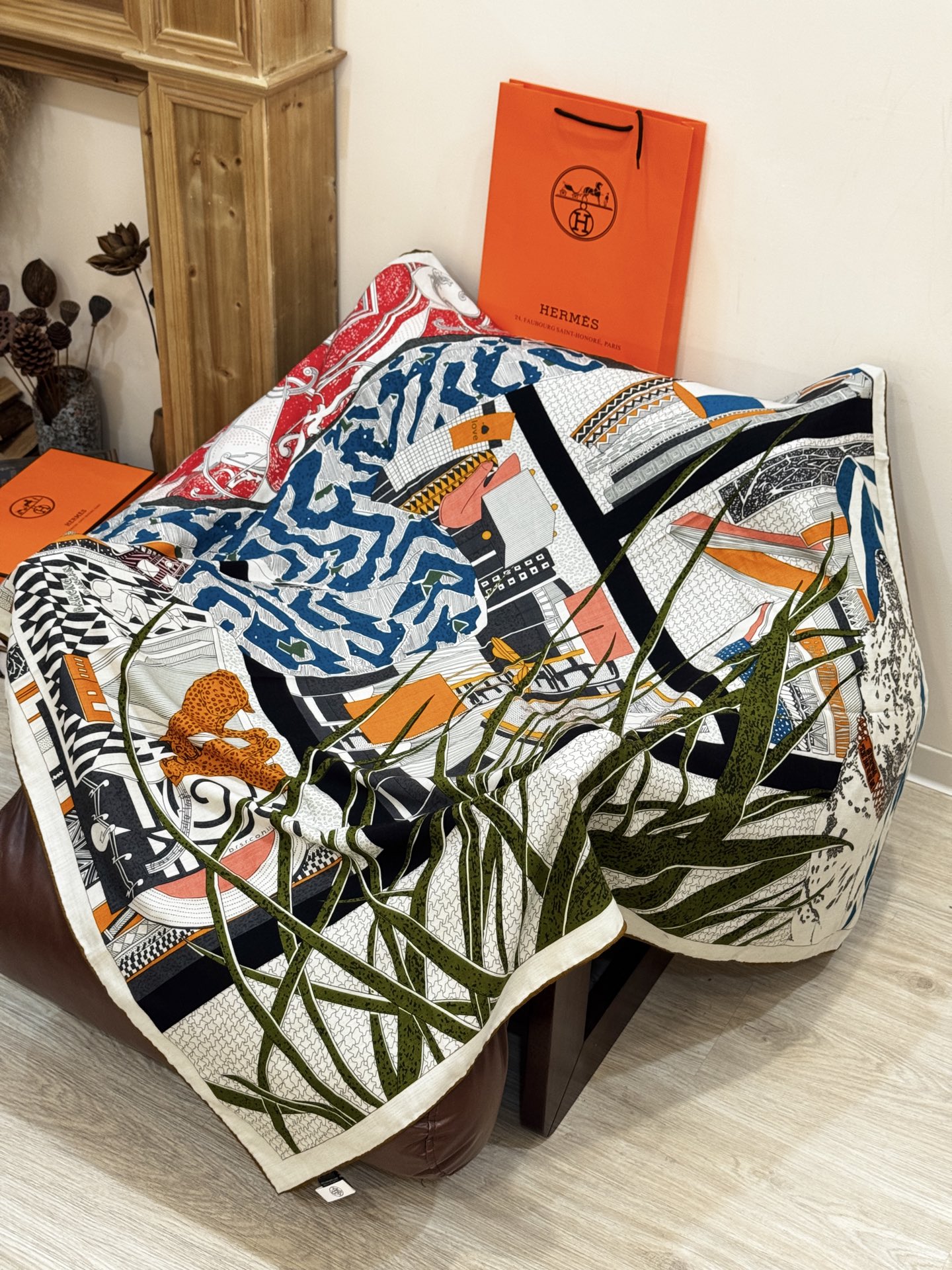 “爱马之约”140双面丝绒披肩手工卷边丝绒方巾（30%桑蚕丝70%羊绒）这款经典单品展现强大而迷人的女性