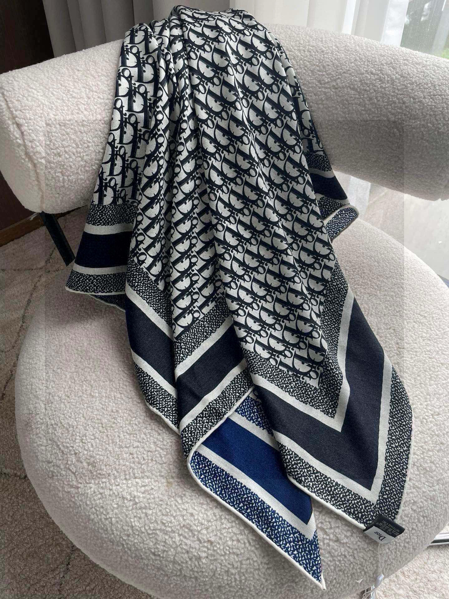 羊绒围巾有了更时尚的玩转！实物这款Dior双面披肩超高级，腔调质感，时髦休闲！！双色撞色的感觉在日常搭配