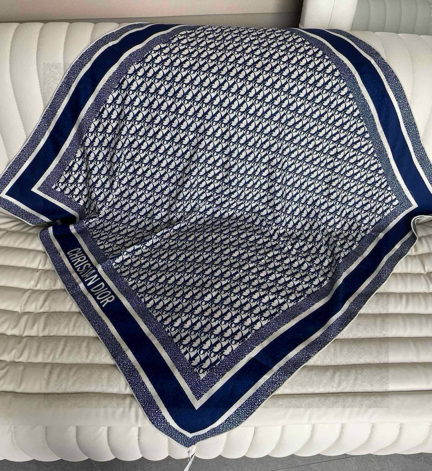 羊绒围巾有了更时尚的玩转！实物这款Dior双面披肩超高级，腔调质感，时髦休闲！！双色撞色的感觉在日常搭配