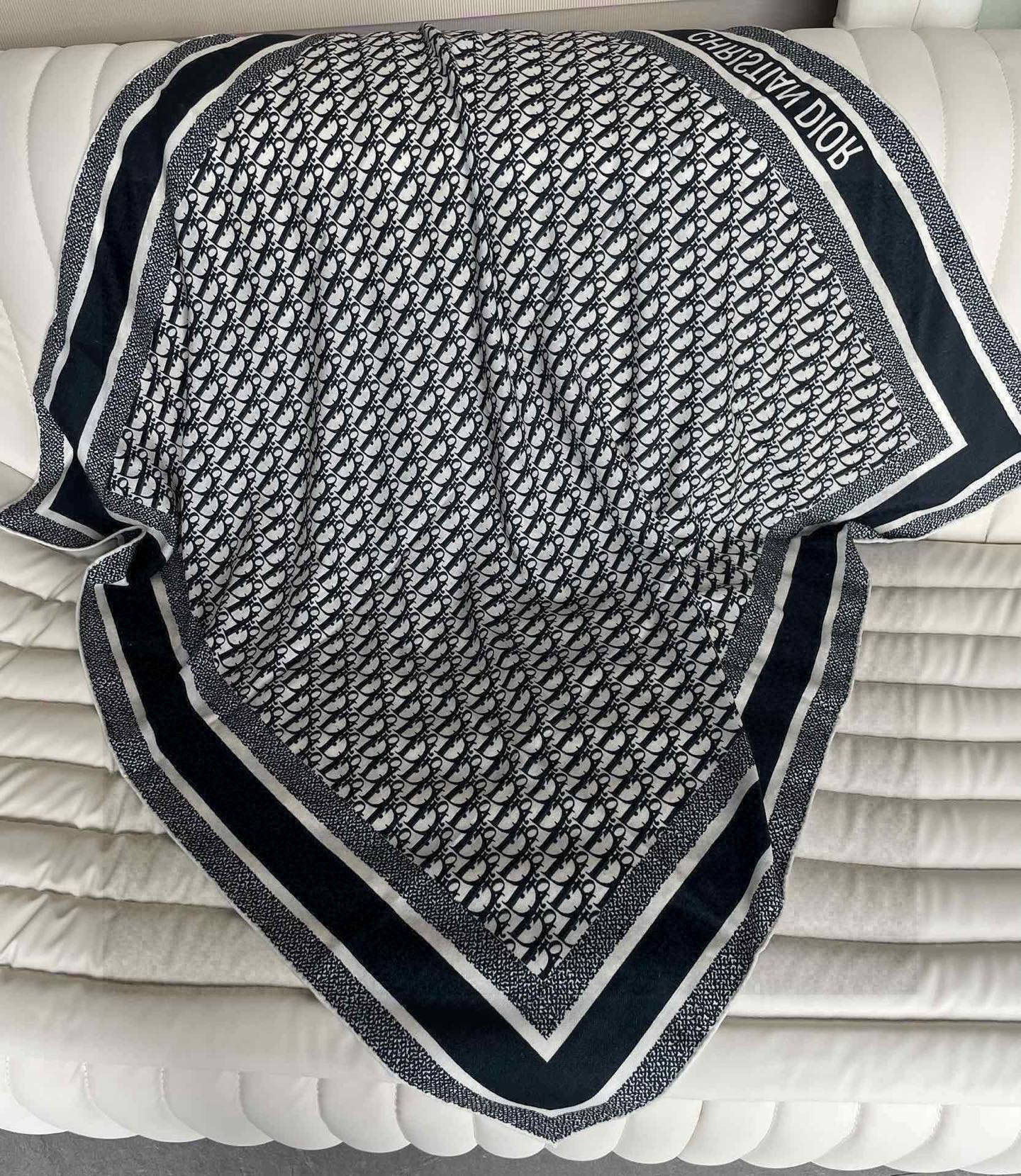 羊绒围巾有了更时尚的玩转！实物这款Dior双面披肩超高级，腔调质感，时髦休闲！！双色撞色的感觉在日常搭配