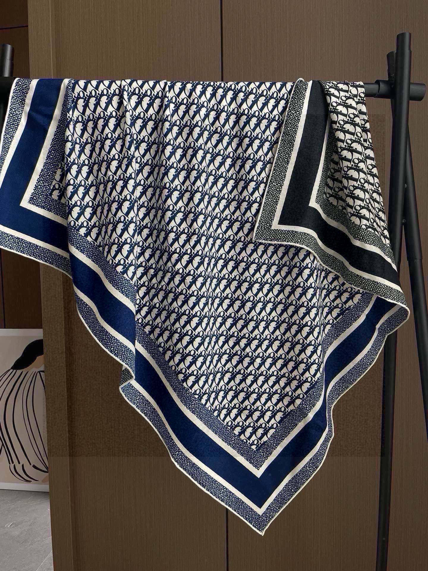 羊绒围巾有了更时尚的玩转！实物这款Dior双面披肩超高级，腔调质感，时髦休闲！！双色撞色的感觉在日常搭配