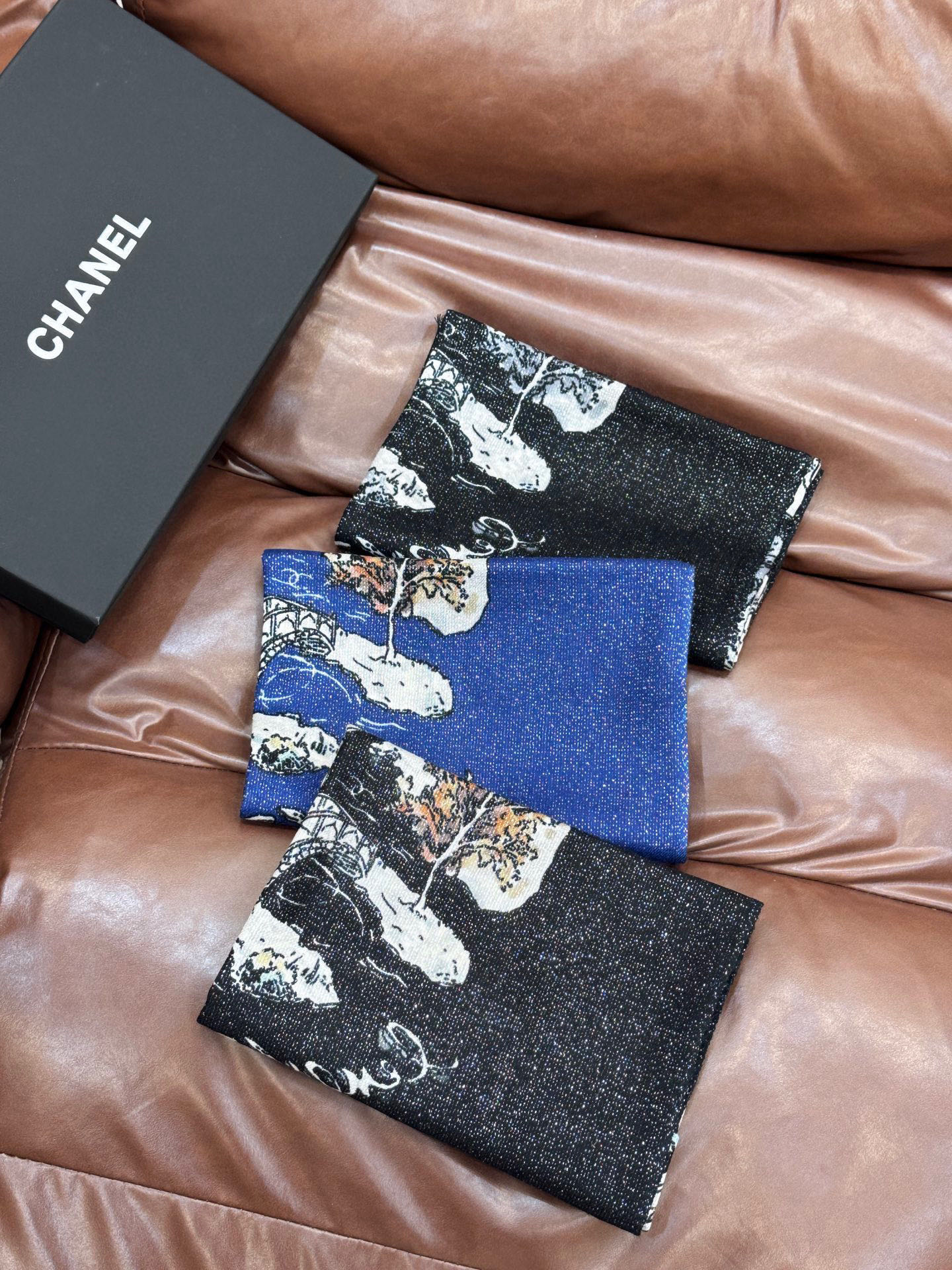 会发光发亮的围巾 2025秋冬高级成衣系列～Chanel 此系列谱写一曲自由轻灵的赞歌本系列作品创新演绎