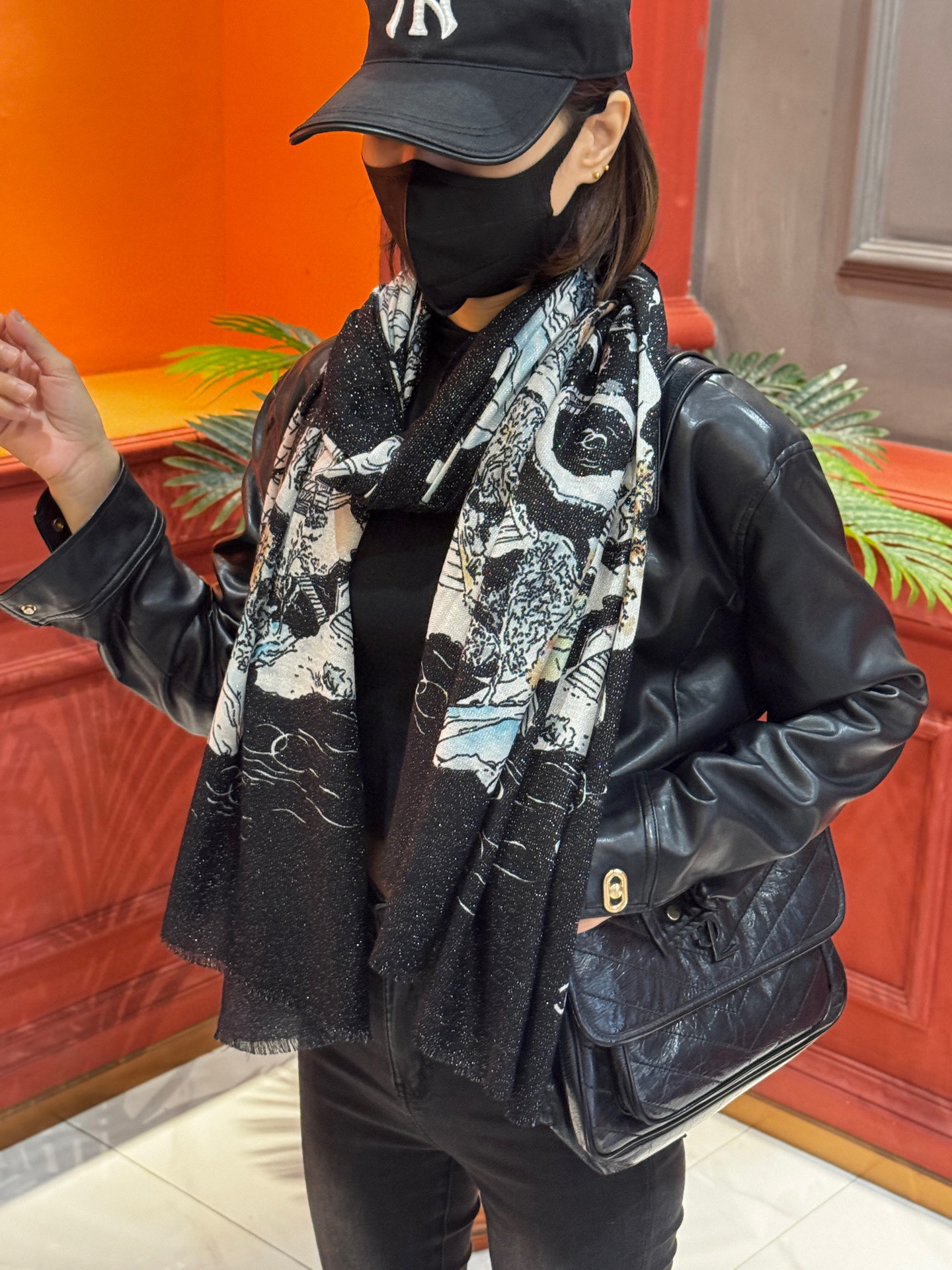 会发光发亮的围巾 2025秋冬高级成衣系列～Chanel 此系列谱写一曲自由轻灵的赞歌本系列作品创新演绎