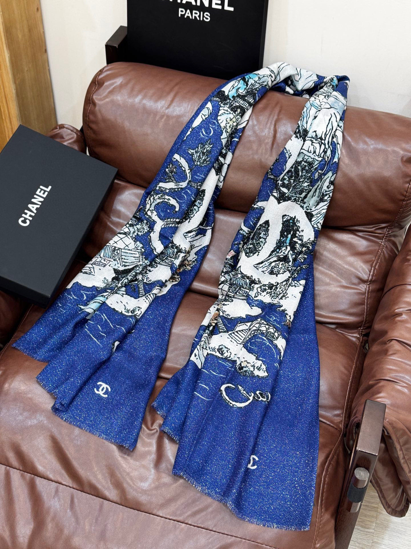 会发光发亮的围巾 2025秋冬高级成衣系列～Chanel 此系列谱写一曲自由轻灵的赞歌本系列作品创新演绎