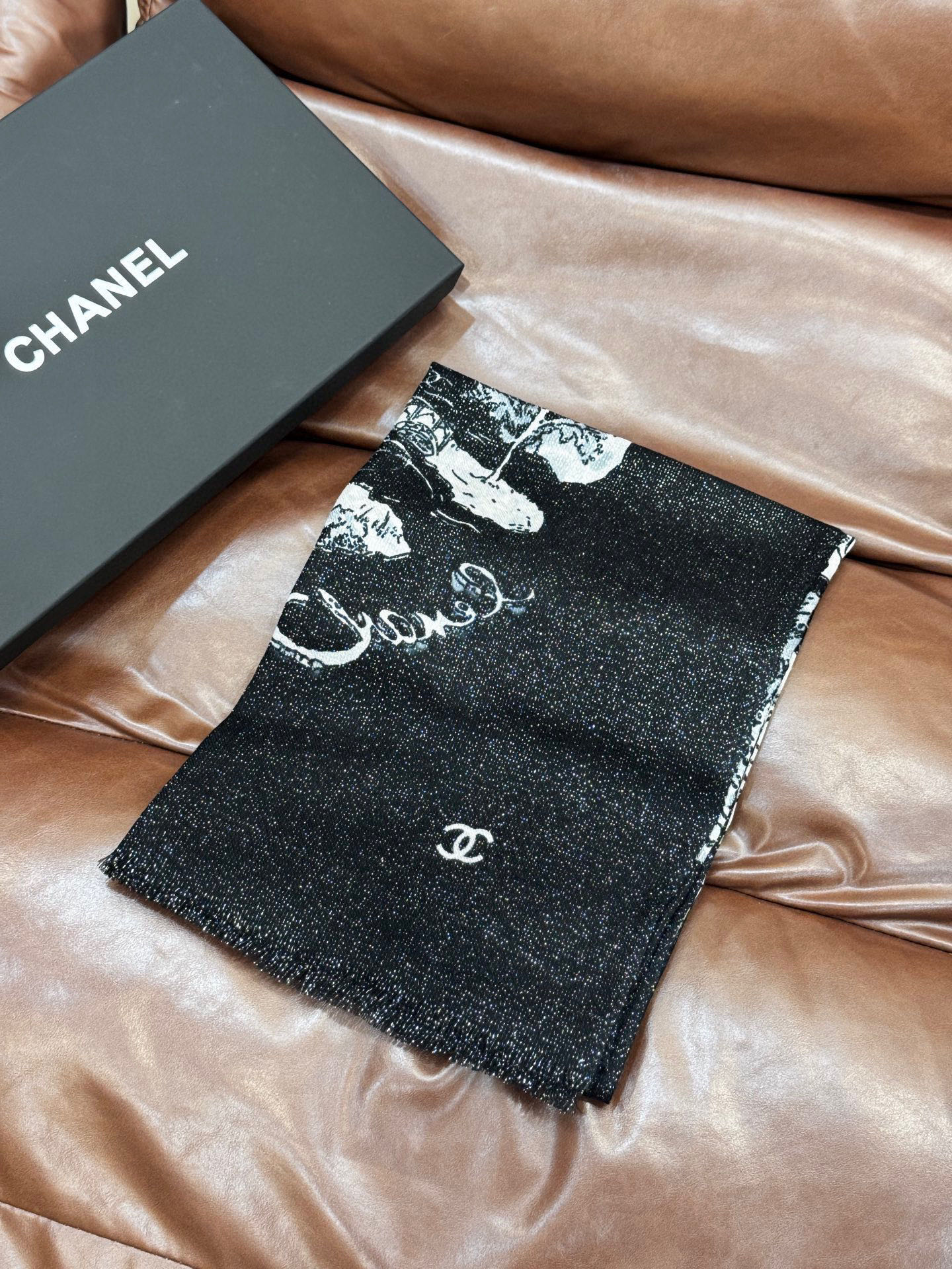 会发光发亮的围巾 2025秋冬高级成衣系列～Chanel 此系列谱写一曲自由轻灵的赞歌本系列作品创新演绎