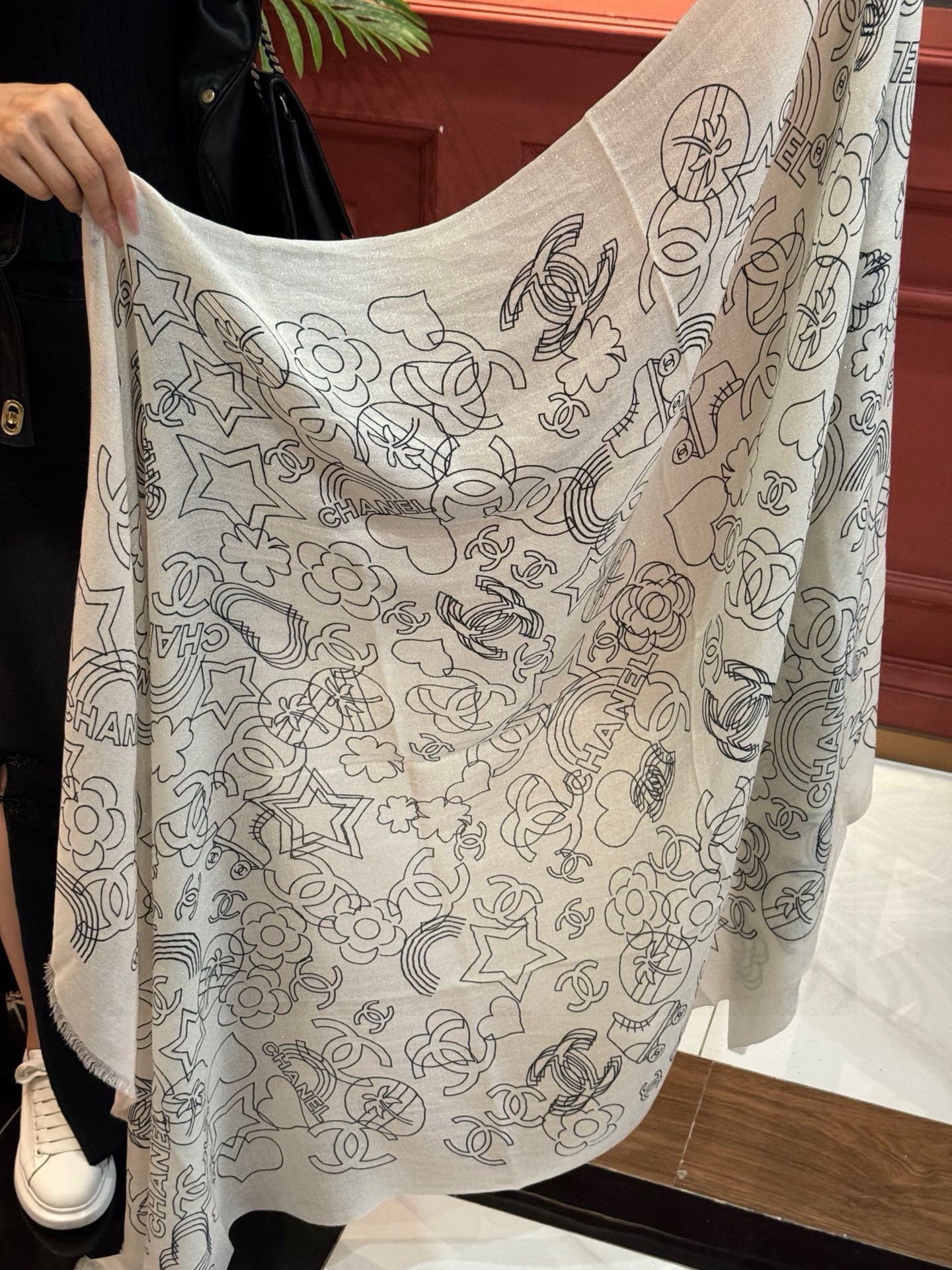 上新🌟 会发光发亮的围巾 💄💋新款客供银线💖羊绒面料长巾 😘美翻了[流泪]【小香银线图标】，御用殿堂级极