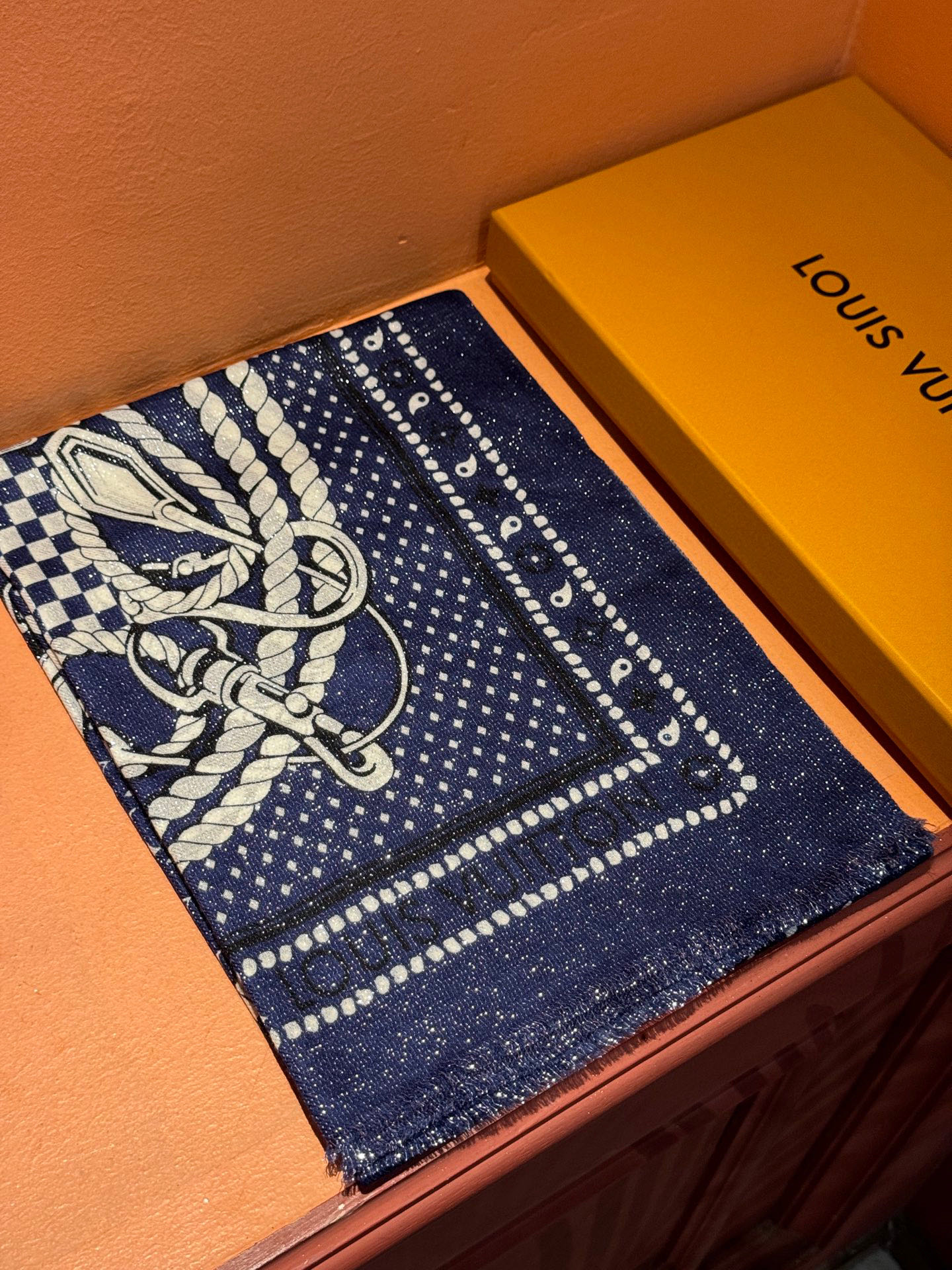 【会发光发亮的围巾】LV银丝羊绒材质❗️轻奢感十足👸 🌺专柜新款🌟面料追求造型，手感挺括，高端设计师配色