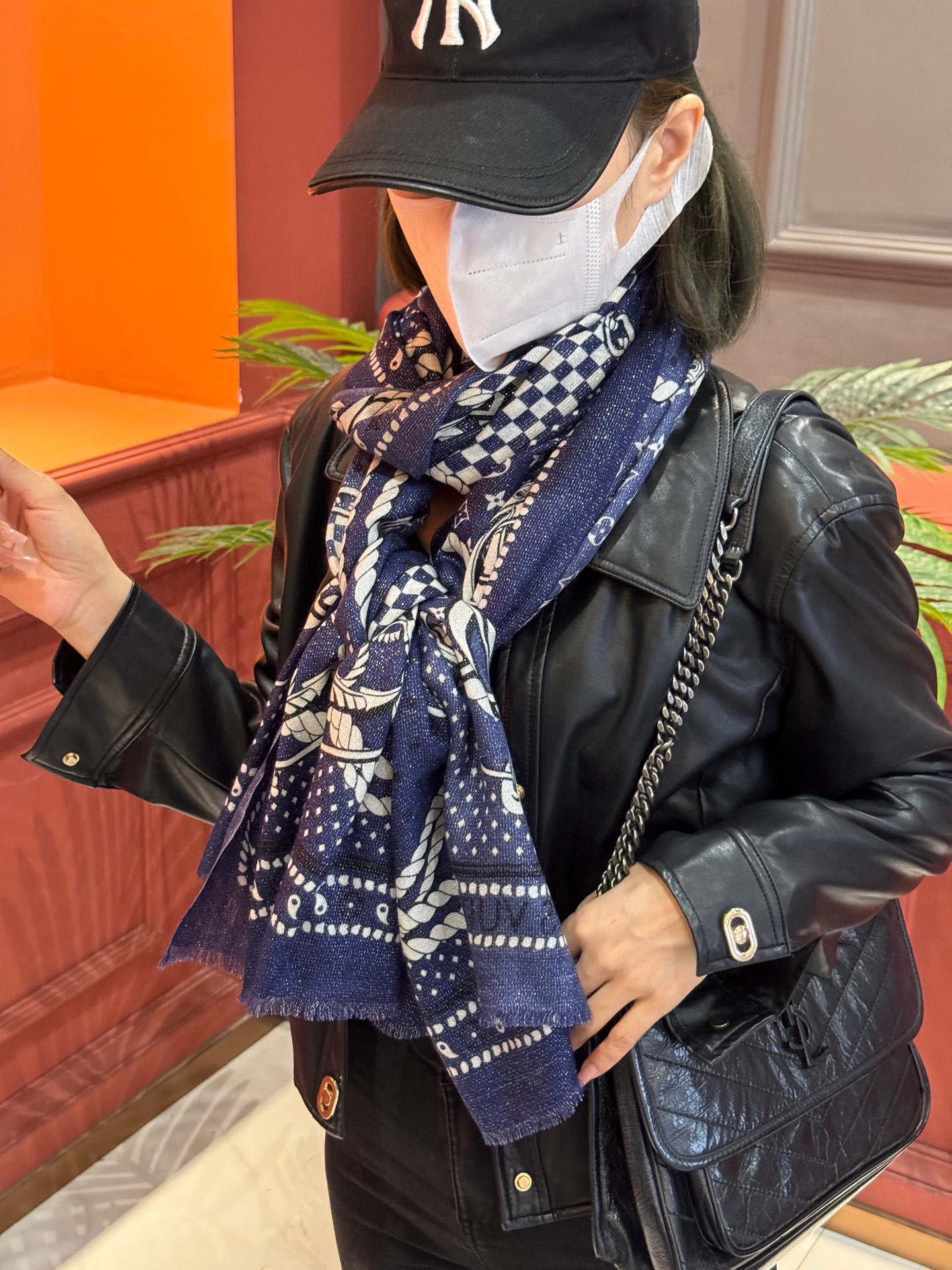 【会发光发亮的围巾】LV银丝羊绒材质❗️轻奢感十足👸 🌺专柜新款🌟面料追求造型，手感挺括，高端设计师配色