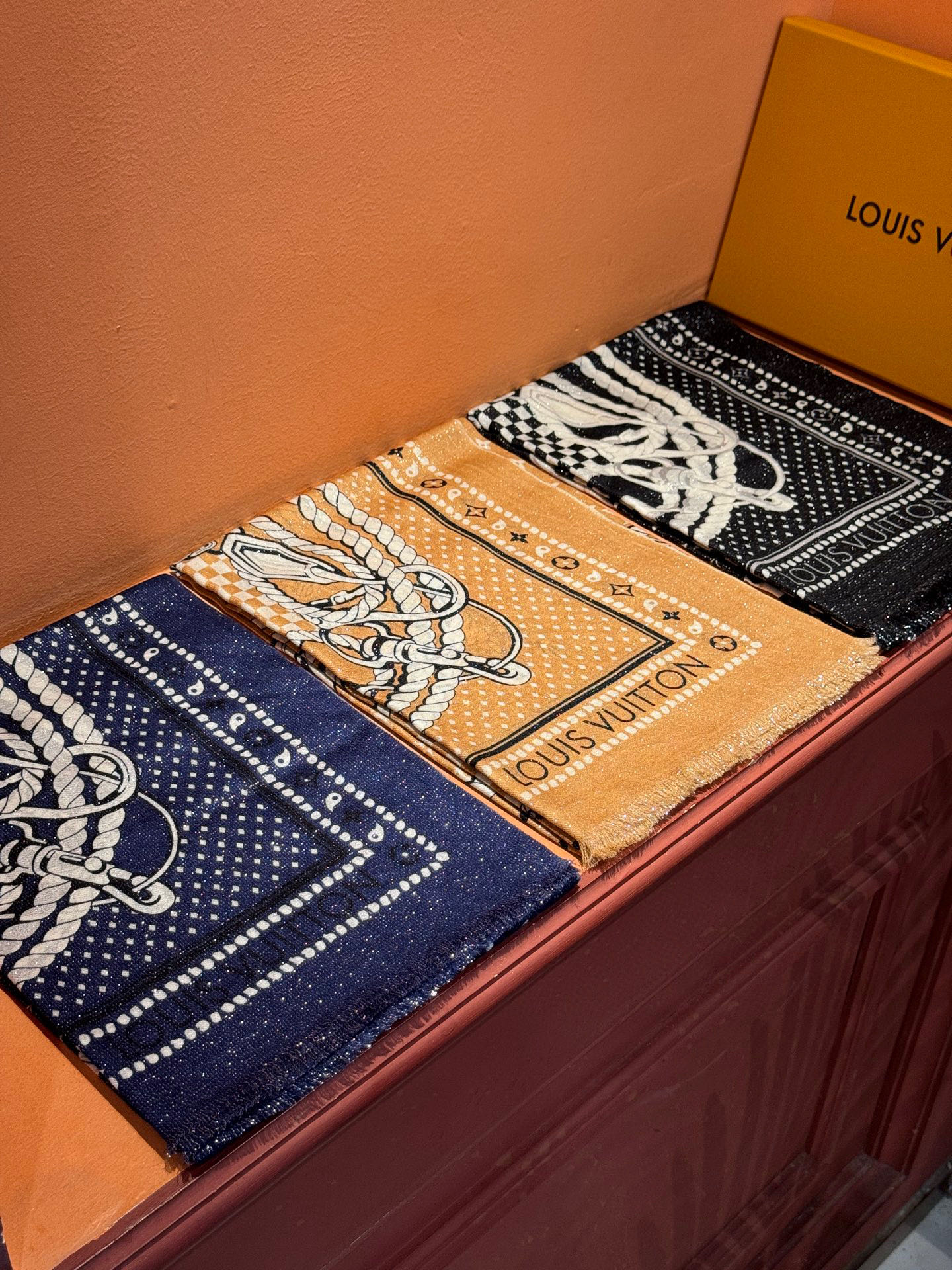 【会发光发亮的围巾】LV银丝羊绒材质❗️轻奢感十足👸 🌺专柜新款🌟面料追求造型，手感挺括，高端设计师配色