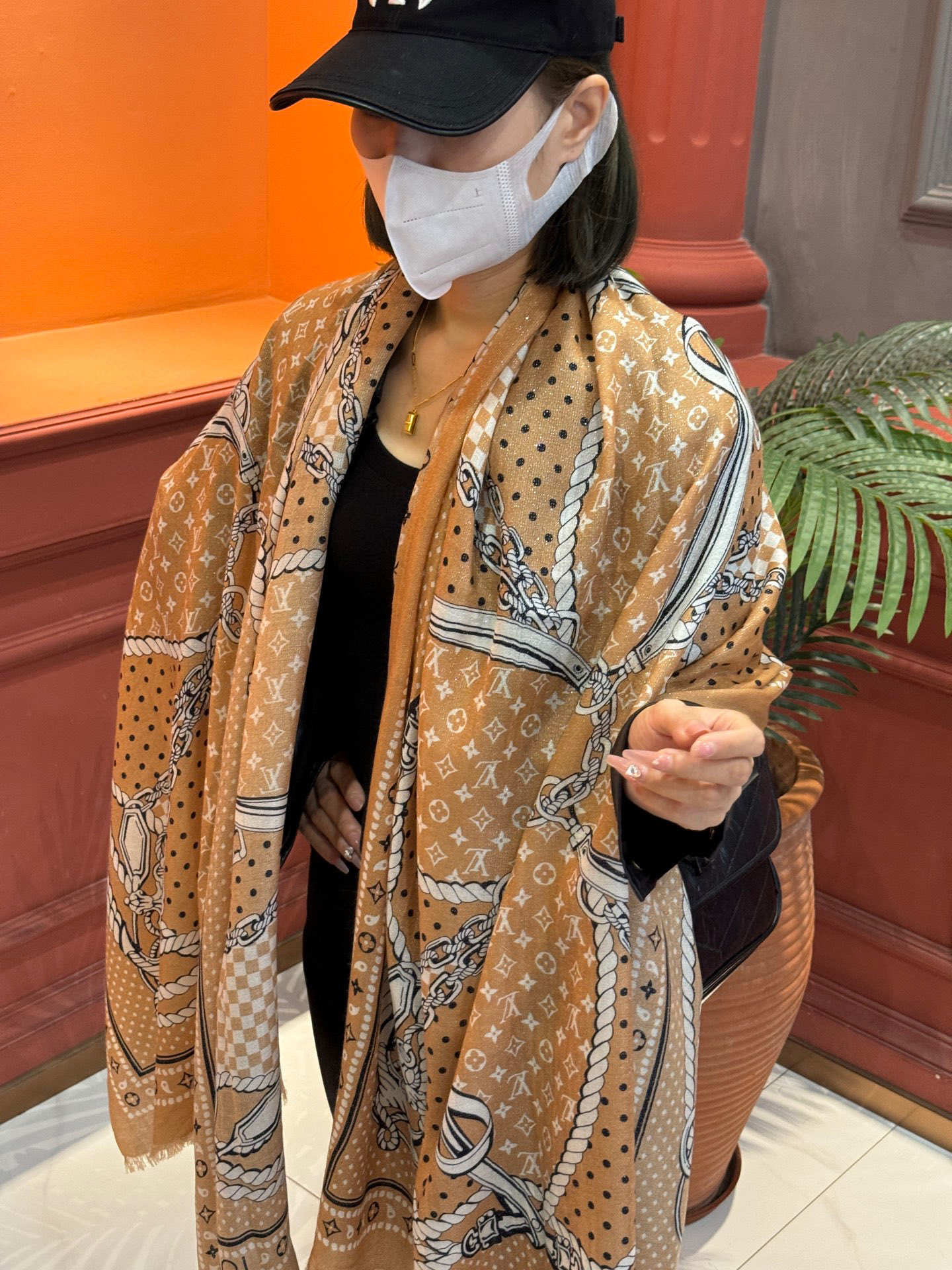 【会发光发亮的围巾】LV银丝羊绒材质❗️轻奢感十足👸 🌺专柜新款🌟面料追求造型，手感挺括，高端设计师配色