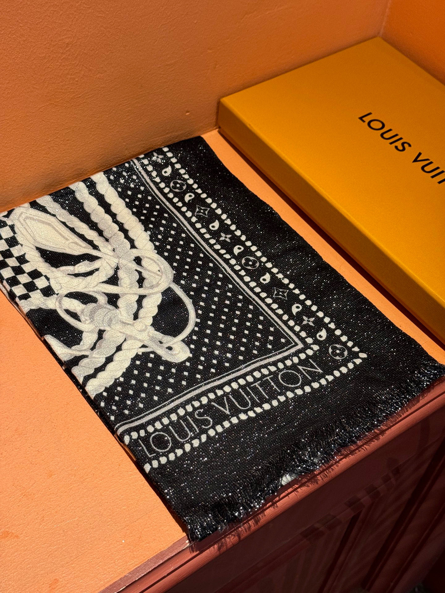 【会发光发亮的围巾】LV银丝羊绒材质❗️轻奢感十足👸 🌺专柜新款🌟面料追求造型，手感挺括，高端设计师配色