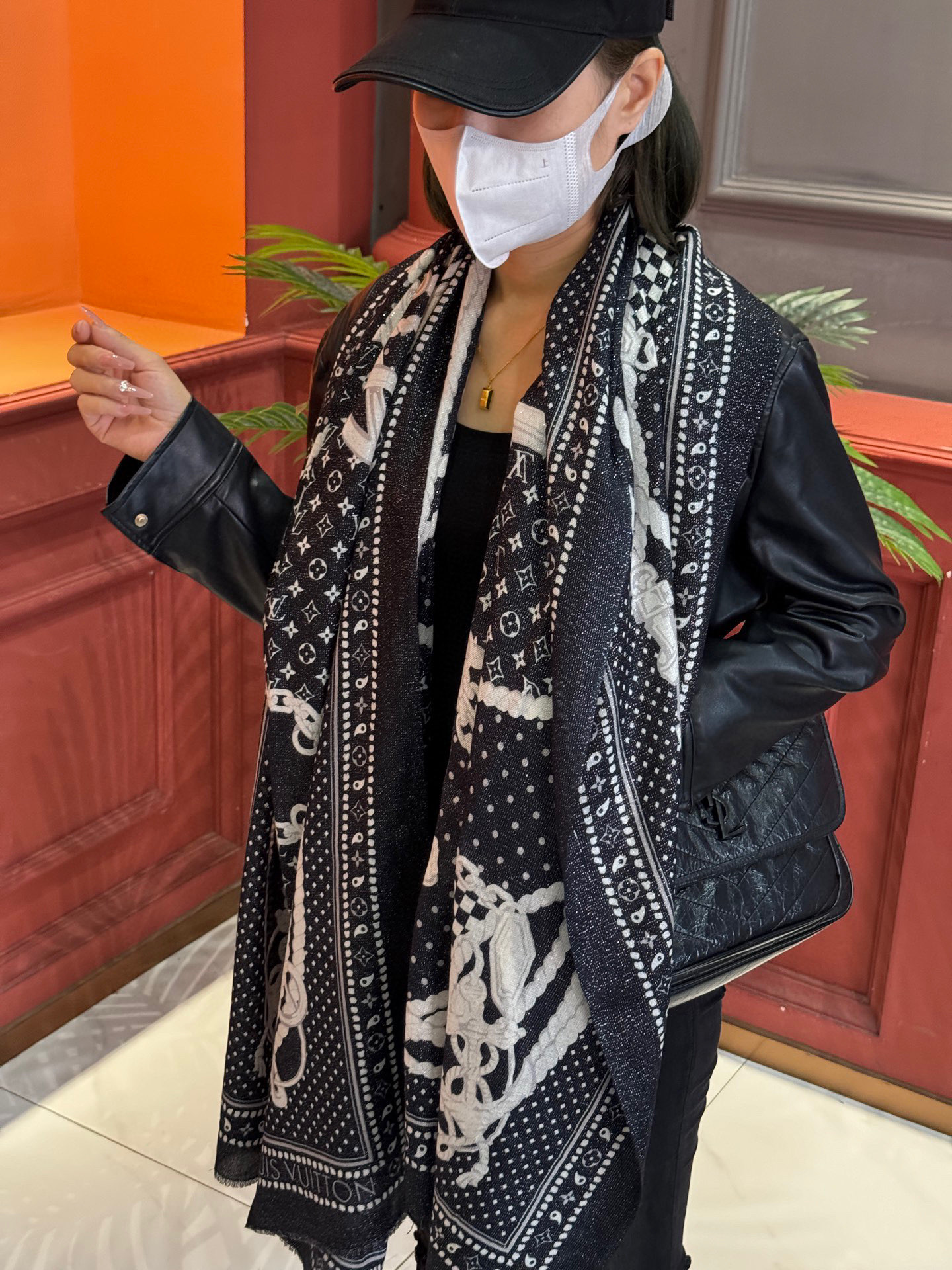 【会发光发亮的围巾】LV银丝羊绒材质❗️轻奢感十足👸 🌺专柜新款🌟面料追求造型，手感挺括，高端设计师配色