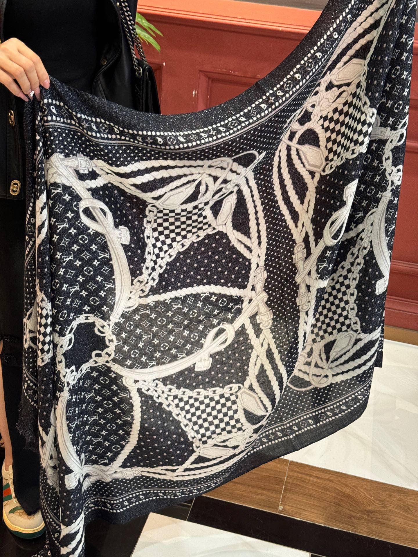 【会发光发亮的围巾】LV银丝羊绒材质❗️轻奢感十足👸 🌺专柜新款🌟面料追求造型，手感挺括，高端设计师配色