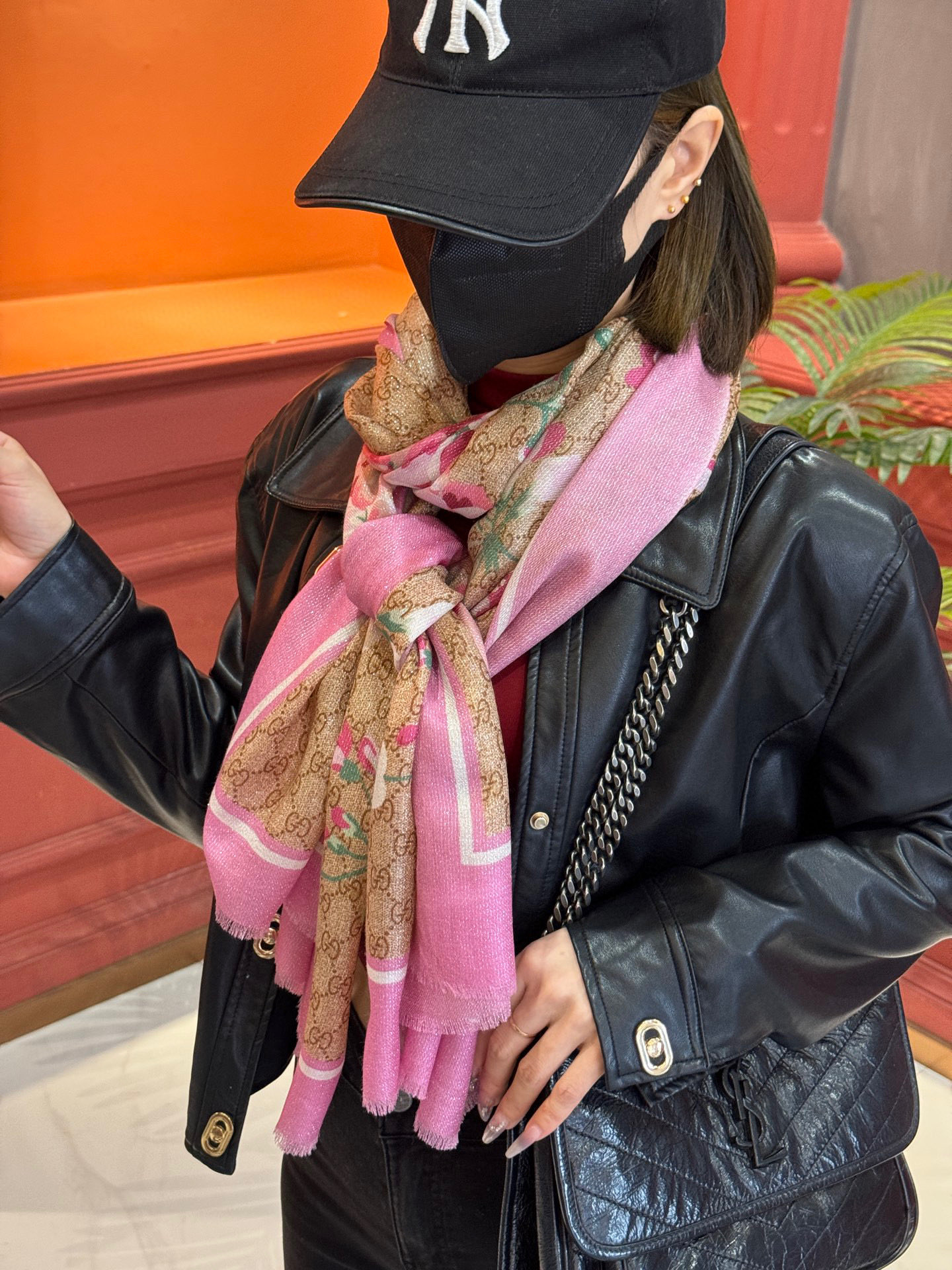 Gucci花卉羊绒围巾~超级抬气色！高级女人味！】羊绒围巾也能这么美！！！Gucci这款双面花卉羊绒围巾