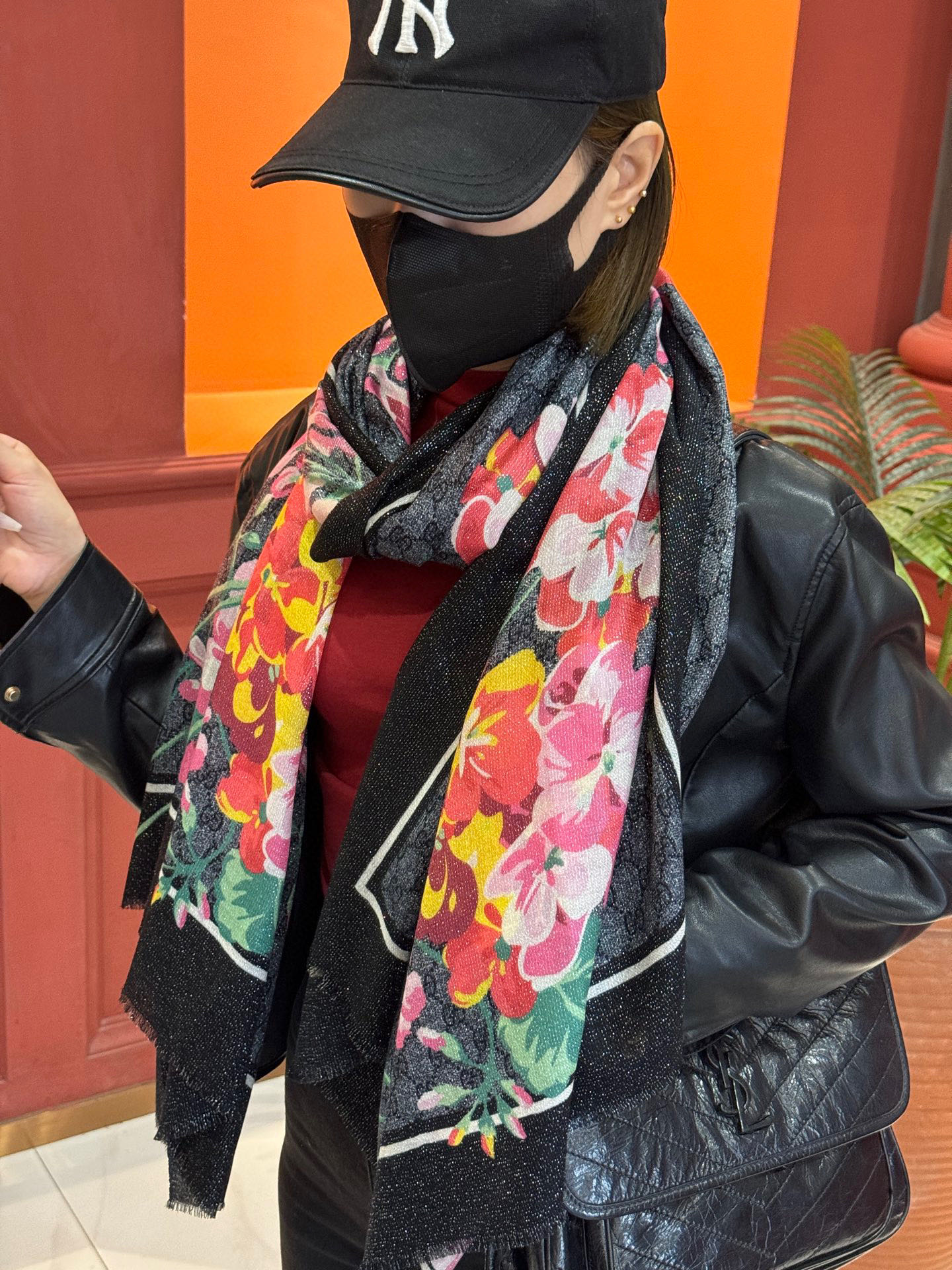 Gucci花卉羊绒围巾~超级抬气色！高级女人味！】羊绒围巾也能这么美！！！Gucci这款双面花卉羊绒围巾
