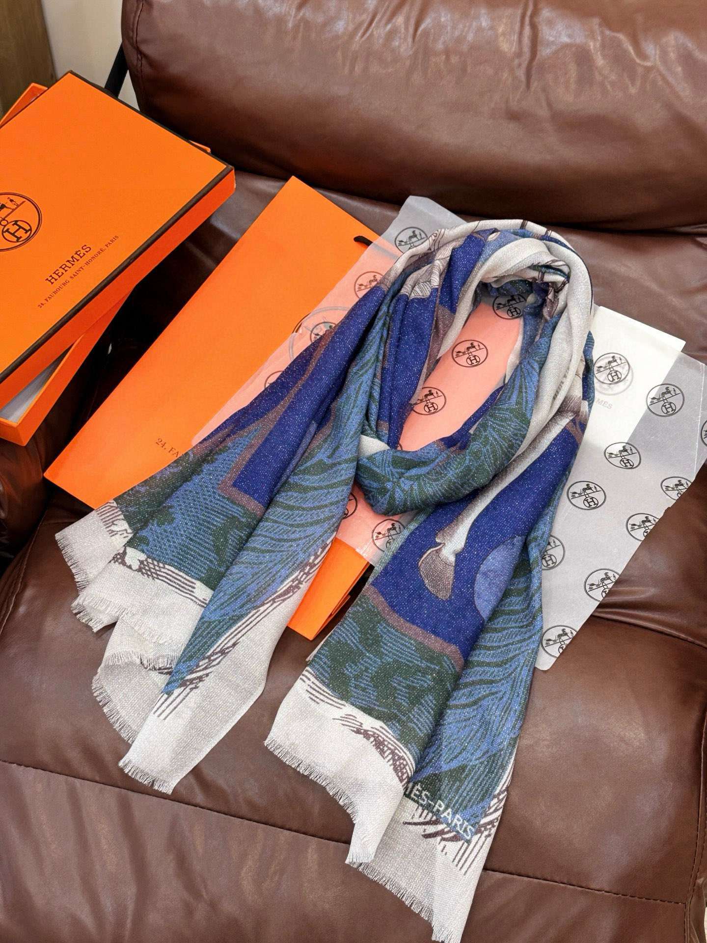 会发光发亮的围巾 爱马仕 专柜同步 买了都说好看羊绒印花‼️推荐💕顶级工艺超值‼️爱马仕专柜爆款🎁🎁羊绒