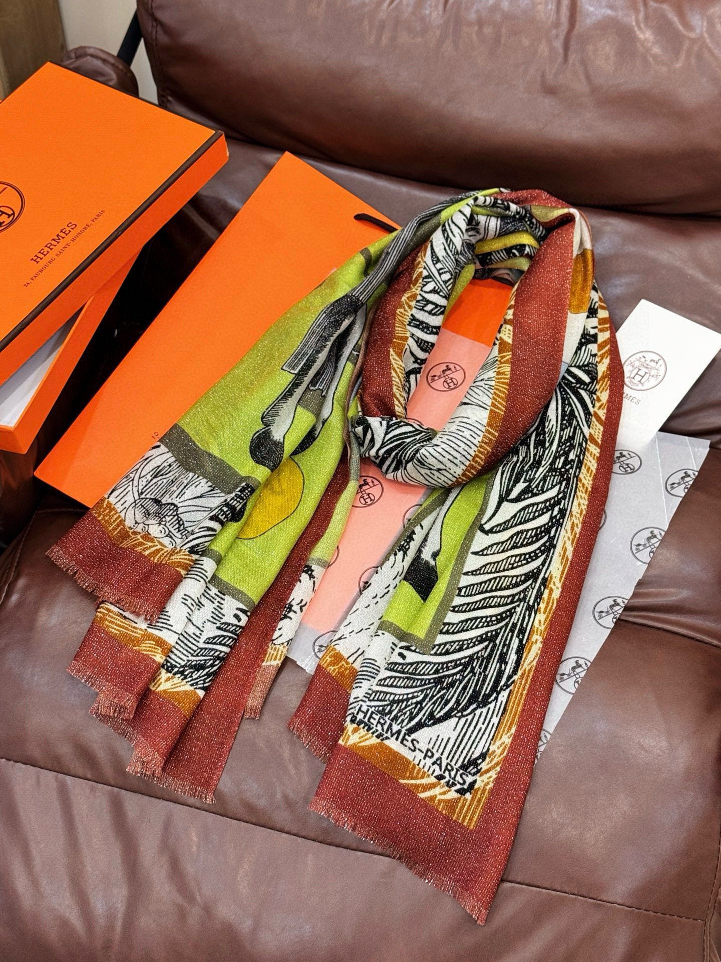 会发光发亮的围巾 爱马仕 专柜同步 买了都说好看羊绒印花‼️推荐💕顶级工艺超值‼️爱马仕专柜爆款🎁🎁羊绒