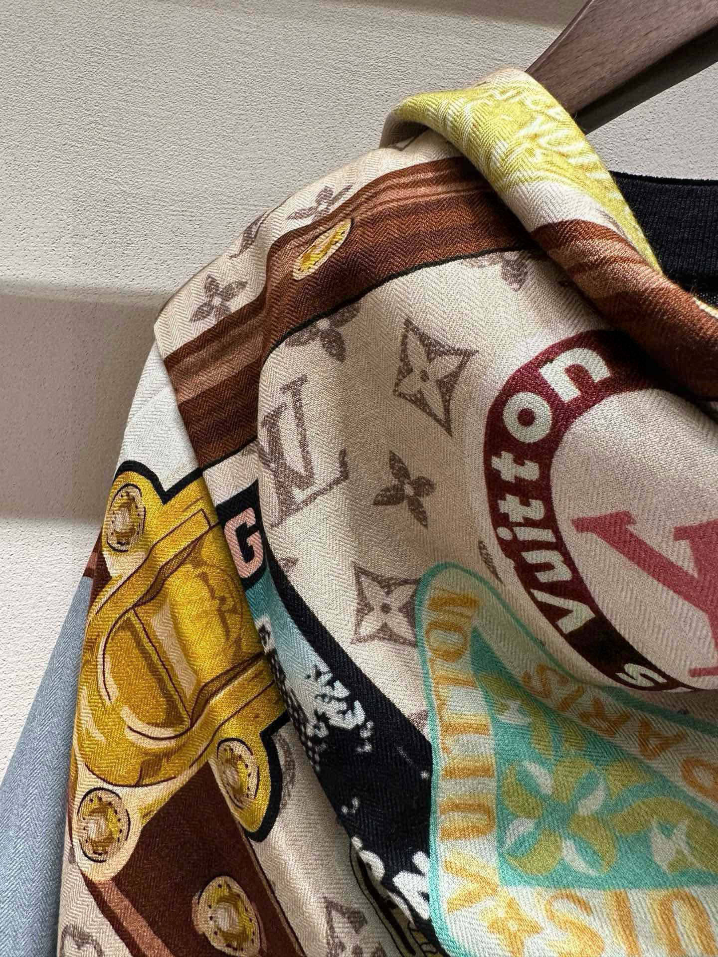 【LV】上新❤️ 路易威登 一款值得品细节的高货抠细节，从一个小块的配色去打败市场货140方巾 二个配色