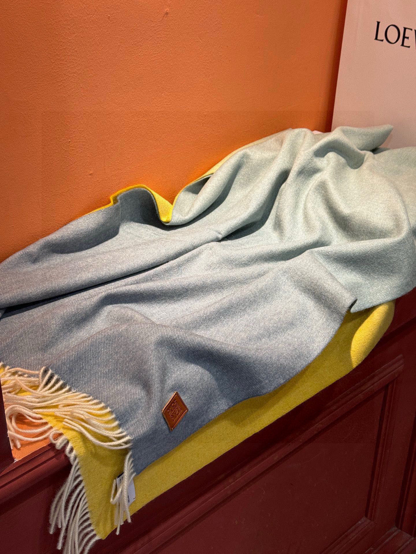 ✨✨太美了😍罗意威 美到要尖叫😱专柜最新款🎊英伦欧美范儿「多色渐变」又是一款即时尚又实用的大围巾&长巾，