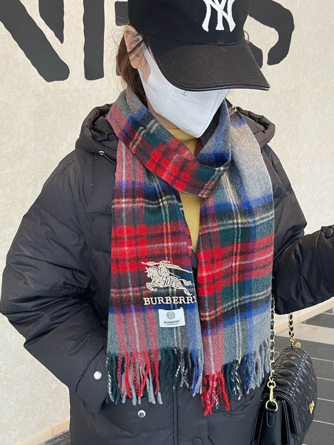 ✔️重磅推荐❗️B家新品 ·情侣款 羊绒围巾❗️臻选上乘的山羊绒纤维，耗时耗力，再以清泉水浸泡涤荡，使羊