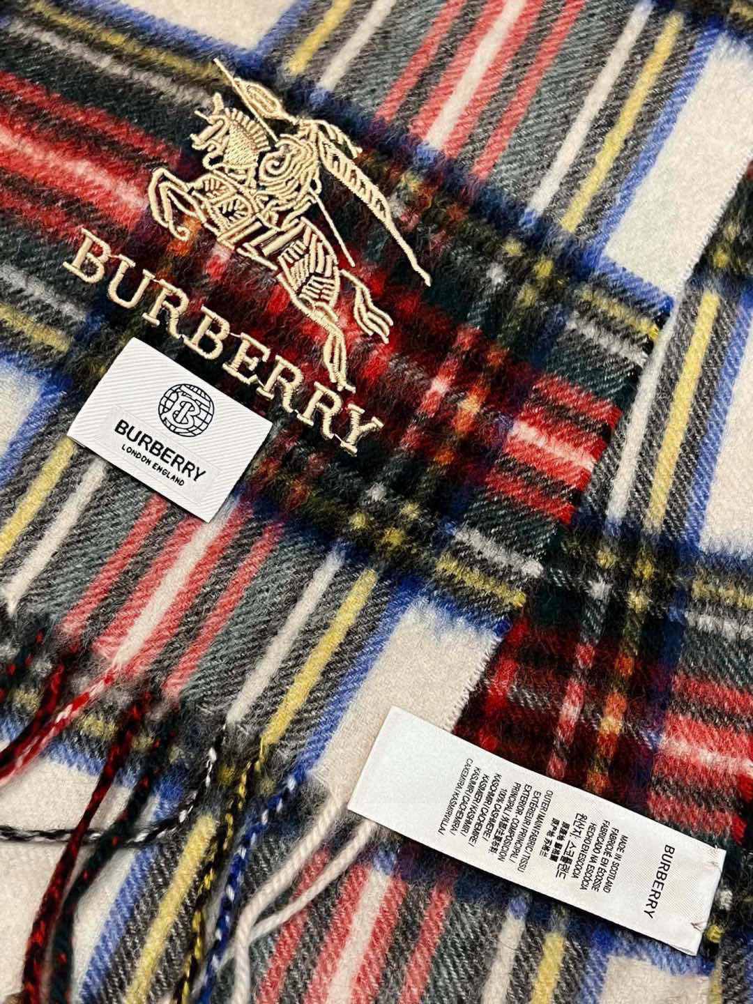 ✔️重磅推荐❗️B家新品 ·情侣款 羊绒围巾❗️臻选上乘的山羊绒纤维，耗时耗力，再以清泉水浸泡涤荡，使羊