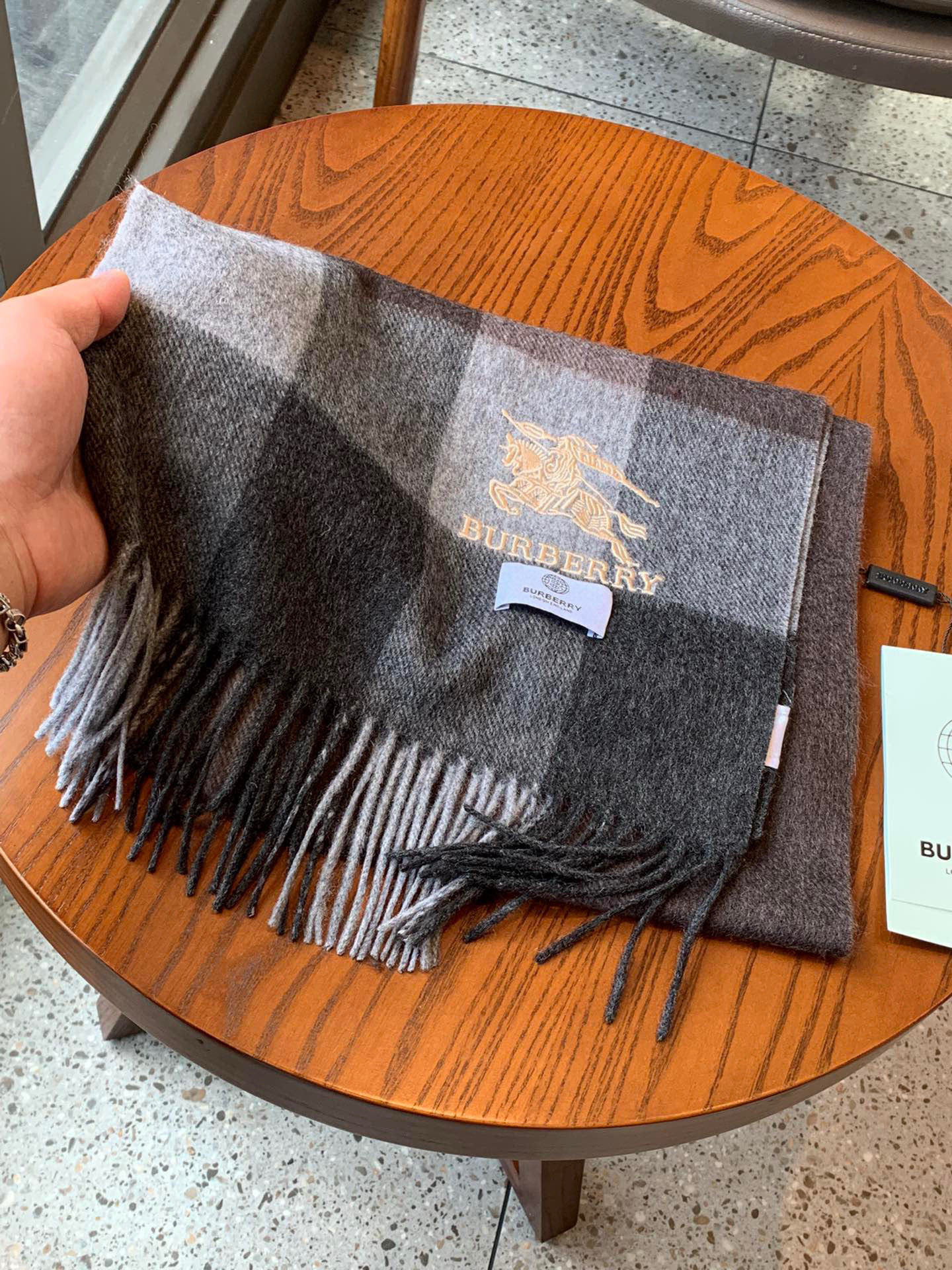 巴宝莉最新男士双色纯羊绒围巾👍我们的男款围巾且买且珍惜~~男款真的很少，一年也就出几款，都是出口订单所以