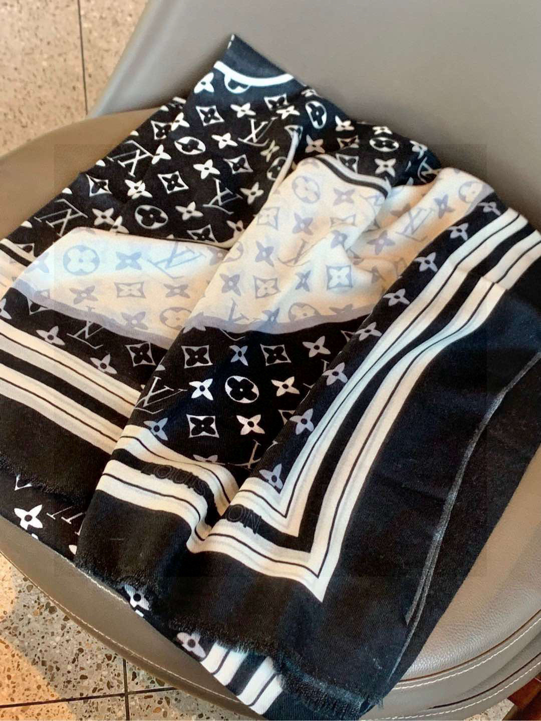 又时髦又百搭！LV新款老花长巾】提升气质和品味的好单品！！四季必备！！真的无敌实用！！Lv难得的羊绒长巾