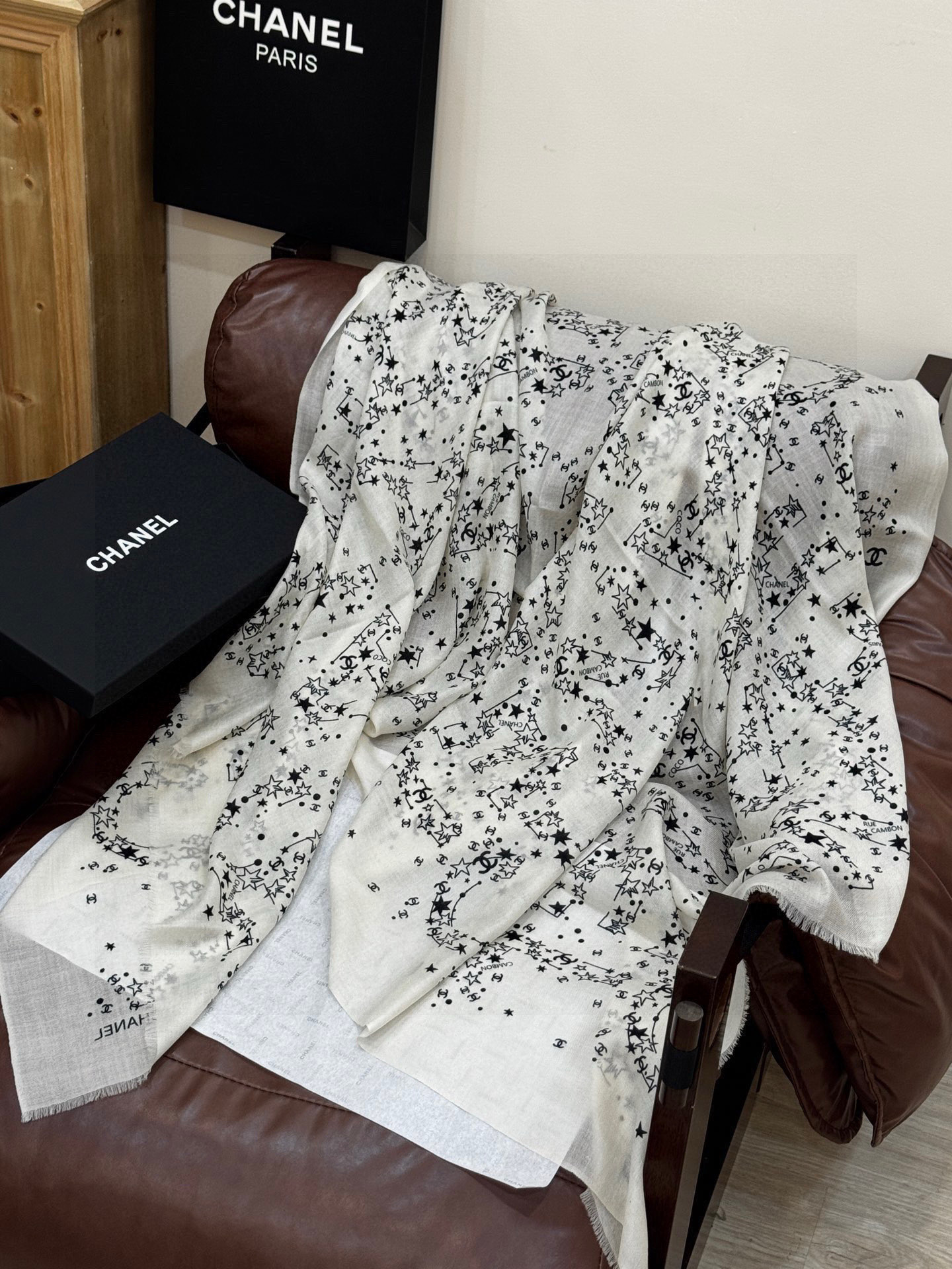 💟CHANEL香奈儿经典元素设计优雅大方，绕在颈间超级完美💋💋简直人间的尤物😍 专柜品质[玫瑰]长巾10