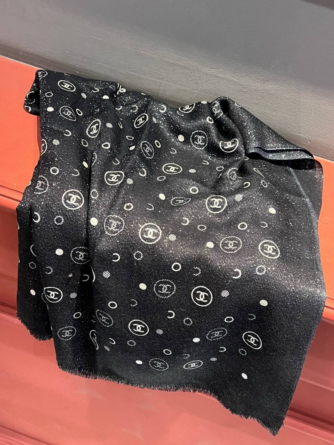 上新🌟 会发光发亮的围巾 💄💋新款客供银线💖羊绒面料长巾 😘美翻了[流泪]【小香银线图标】，御用殿堂级极