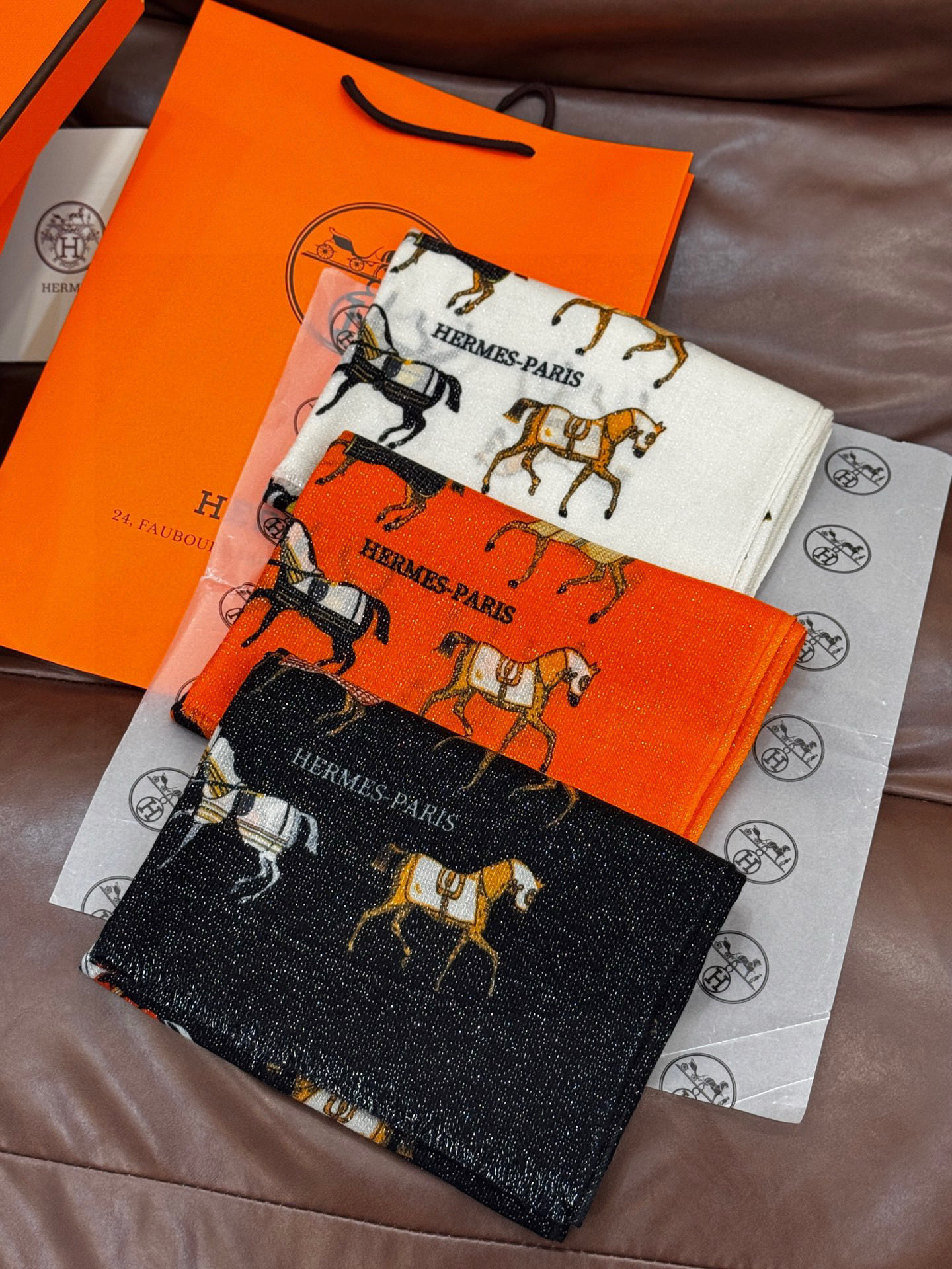 上新🌟 会发光发亮的围巾 💄💋新款客银丝+💖羊绒面料长巾 😘美翻了[流泪]H家【骏马披挂长巾】御用殿堂级