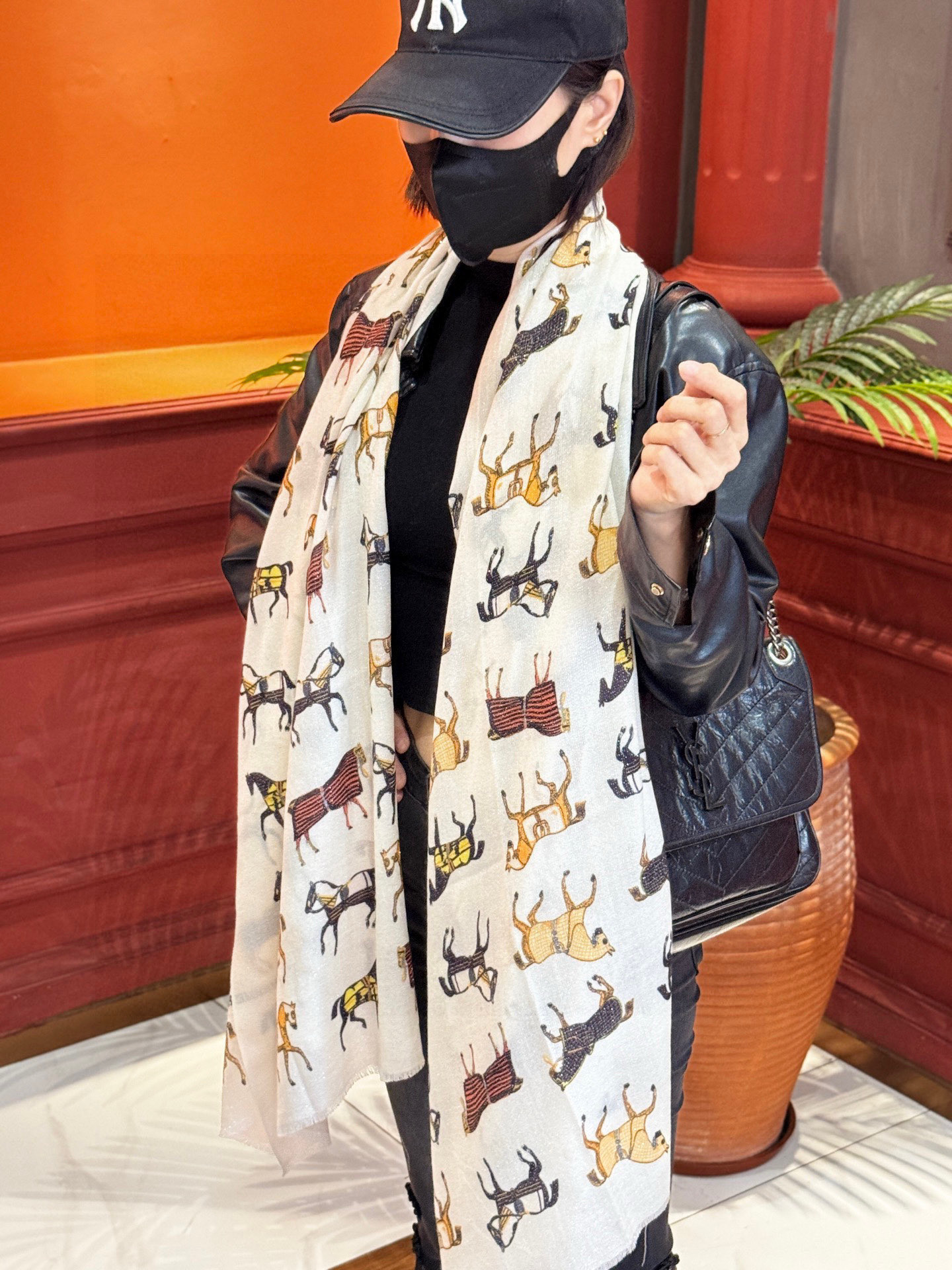 上新🌟 会发光发亮的围巾 💄💋新款客银丝+💖羊绒面料长巾 😘美翻了[流泪]H家【骏马披挂长巾】御用殿堂级