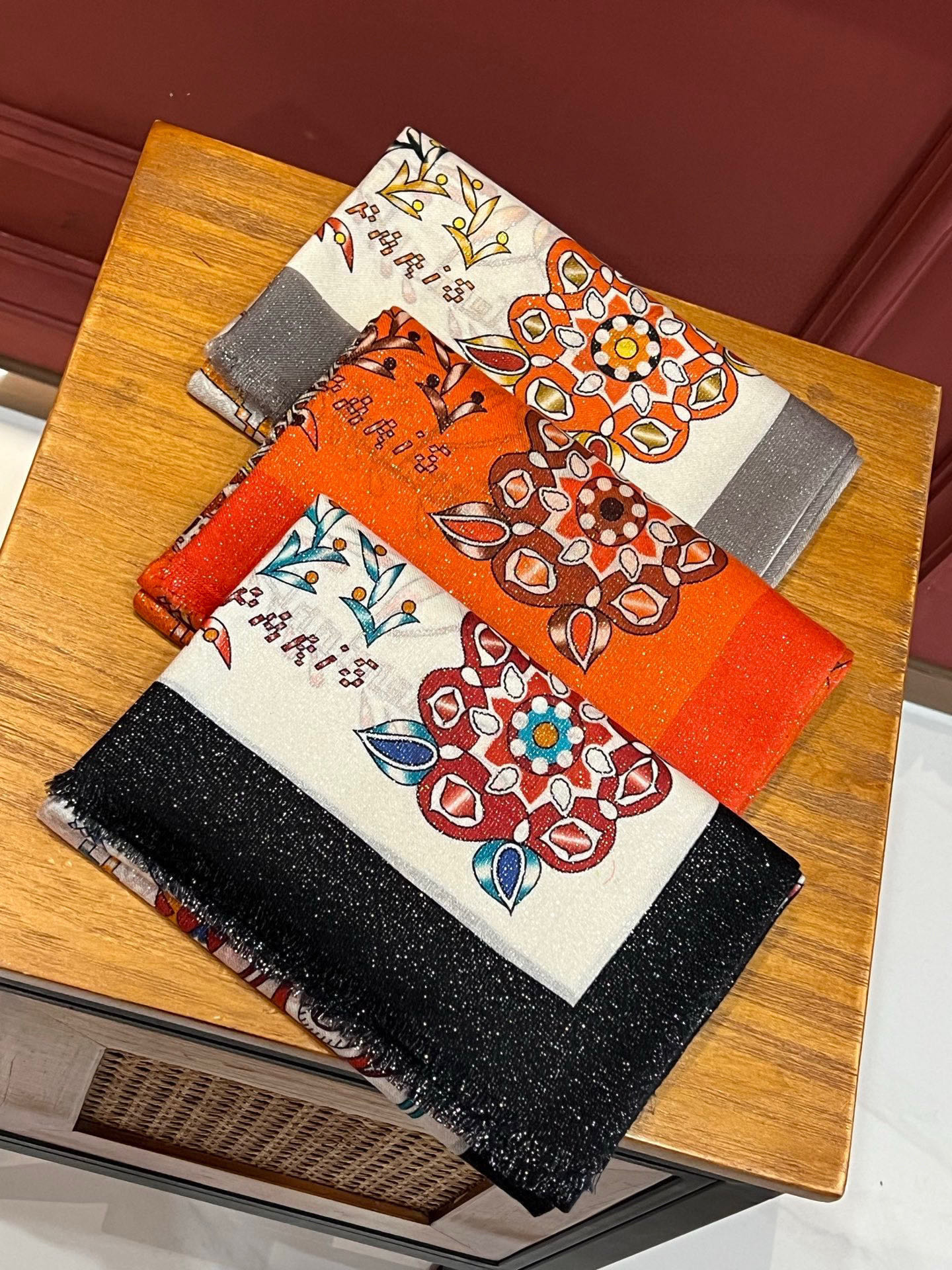 会发光发亮的围巾 爱马仕 专柜同步 买了都说好看羊绒印花‼️推荐💕顶级工艺超值‼️爱马仕专柜爆款🎁🎁羊绒