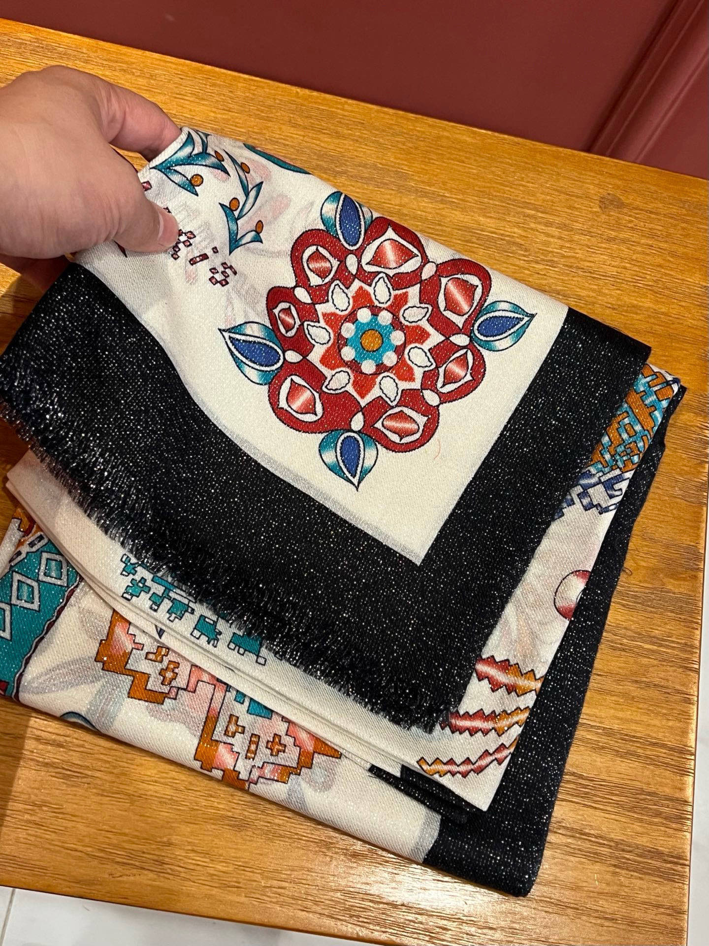 会发光发亮的围巾 爱马仕 专柜同步 买了都说好看羊绒印花‼️推荐💕顶级工艺超值‼️爱马仕专柜爆款🎁🎁羊绒