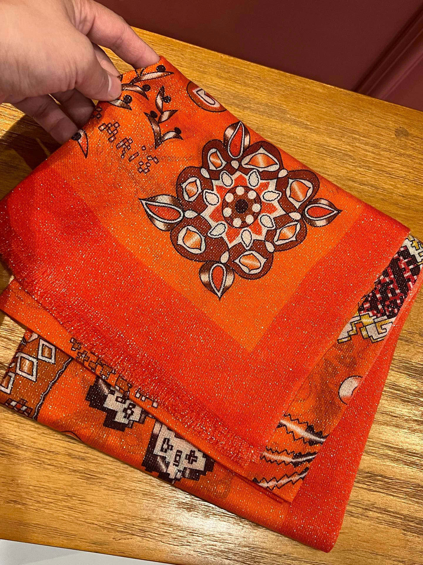 会发光发亮的围巾 爱马仕 专柜同步 买了都说好看羊绒印花‼️推荐💕顶级工艺超值‼️爱马仕专柜爆款🎁🎁羊绒