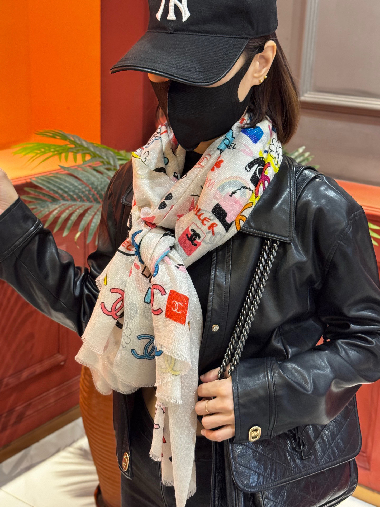 会发光发亮的围巾 2025秋冬高级成衣系列～Chanel 此系列谱写一曲自由轻灵的赞歌本系列作品创新演绎