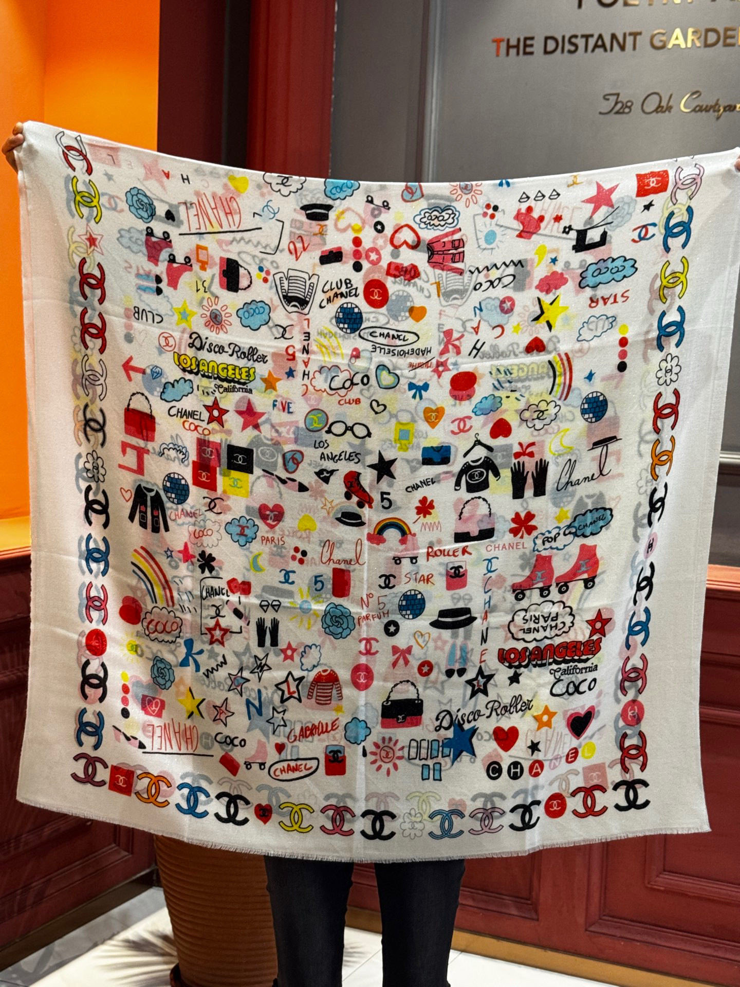 会发光发亮的围巾 2025秋冬高级成衣系列～Chanel 此系列谱写一曲自由轻灵的赞歌本系列作品创新演绎