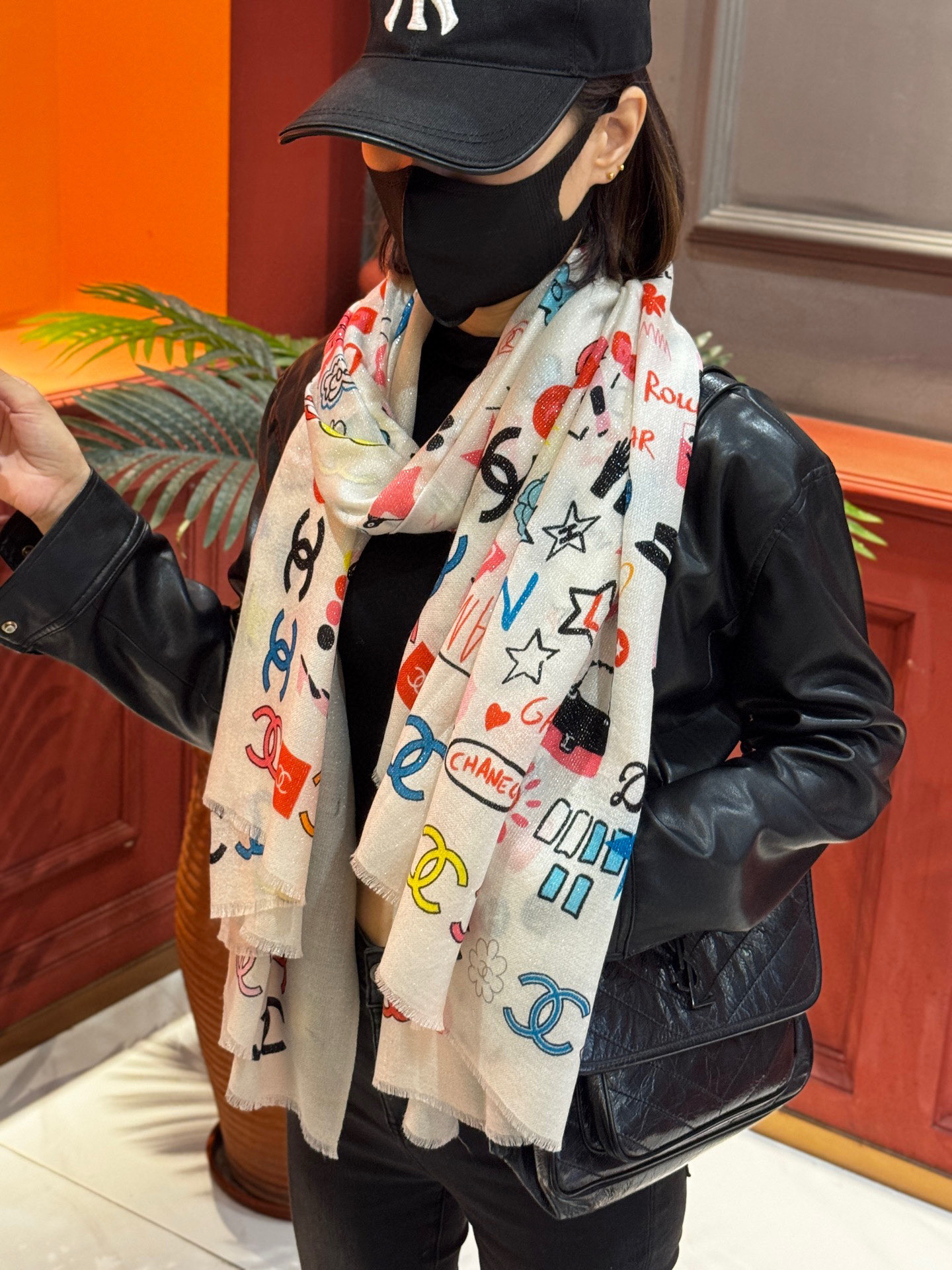 会发光发亮的围巾 2025秋冬高级成衣系列～Chanel 此系列谱写一曲自由轻灵的赞歌本系列作品创新演绎