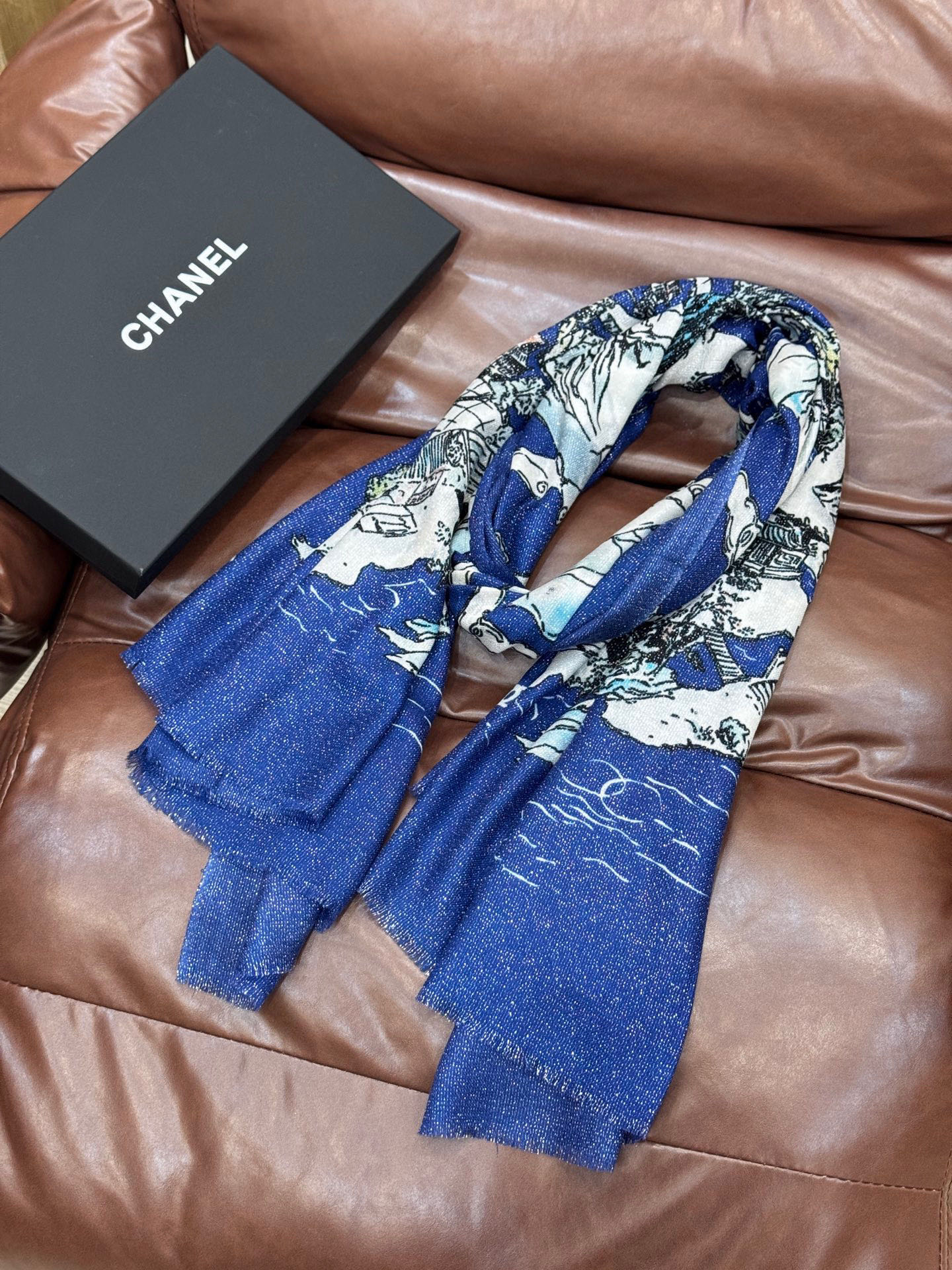 会发光发亮的围巾 2025秋冬高级成衣系列～Chanel 此系列谱写一曲自由轻灵的赞歌本系列作品创新演绎