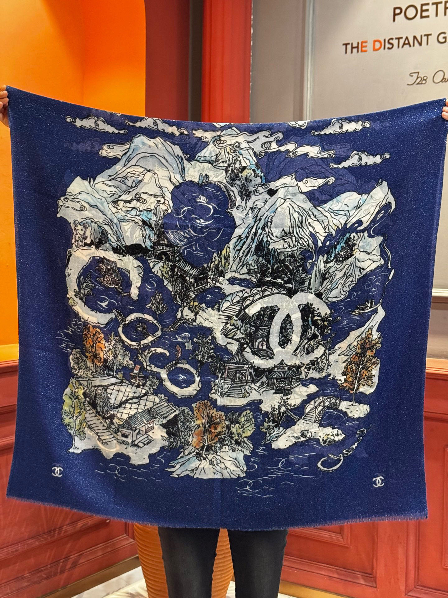 会发光发亮的围巾 2025秋冬高级成衣系列～Chanel 此系列谱写一曲自由轻灵的赞歌本系列作品创新演绎