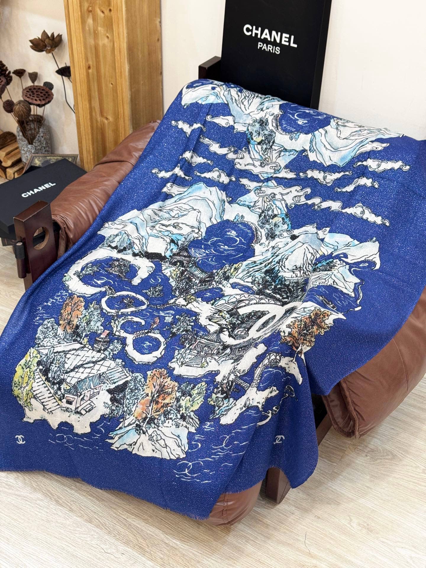 会发光发亮的围巾 2025秋冬高级成衣系列～Chanel 此系列谱写一曲自由轻灵的赞歌本系列作品创新演绎