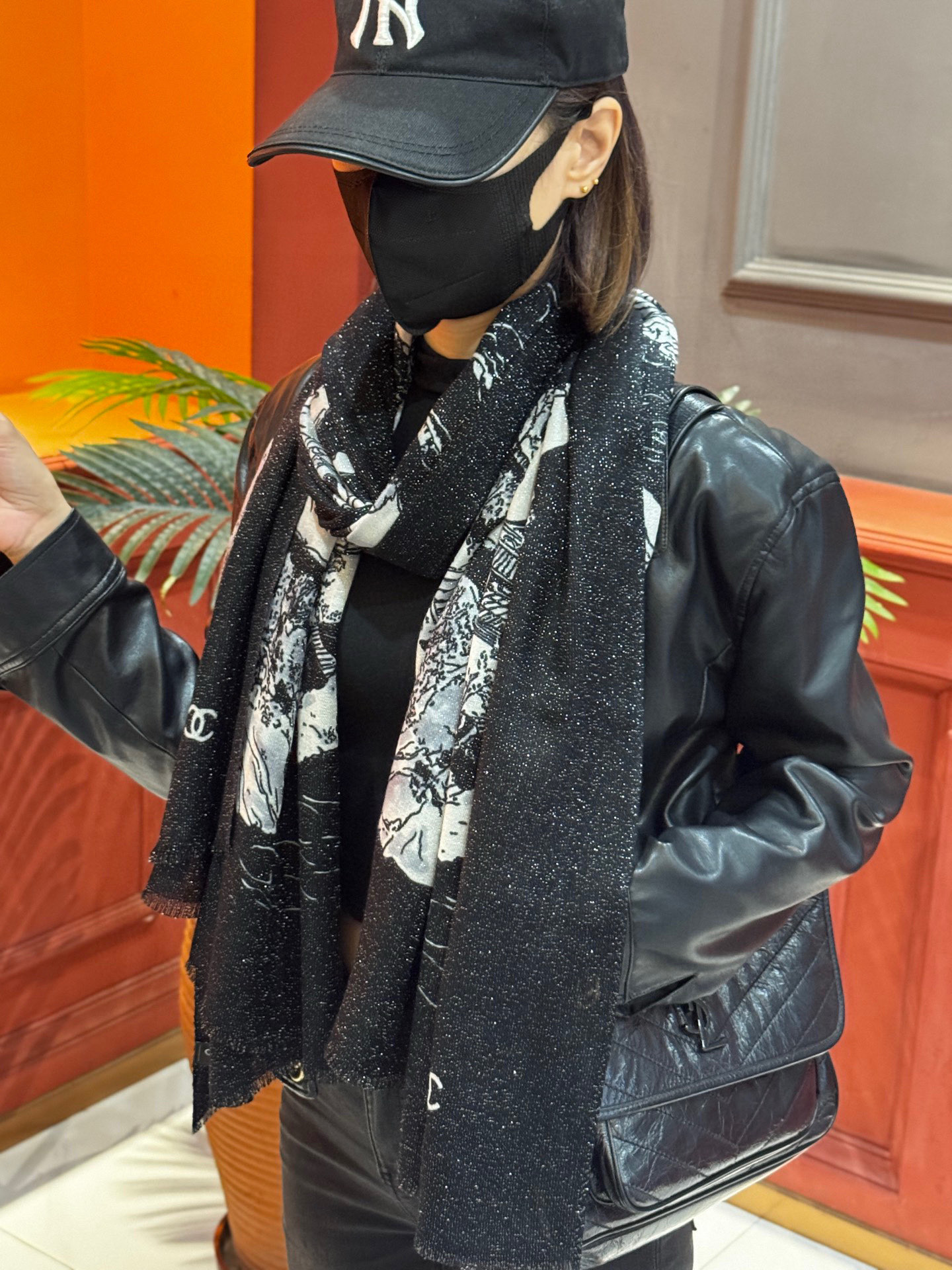 会发光发亮的围巾 2025秋冬高级成衣系列～Chanel 此系列谱写一曲自由轻灵的赞歌本系列作品创新演绎