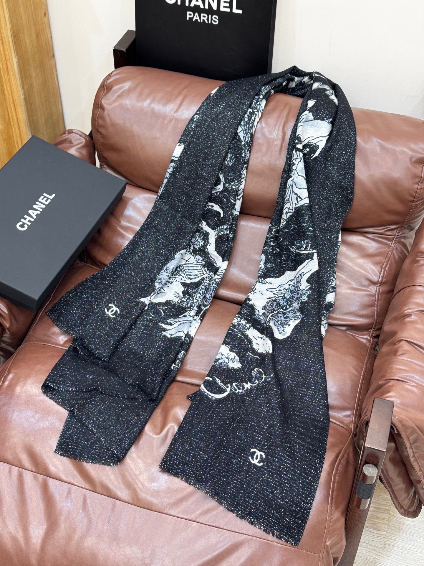 会发光发亮的围巾 2025秋冬高级成衣系列～Chanel 此系列谱写一曲自由轻灵的赞歌本系列作品创新演绎