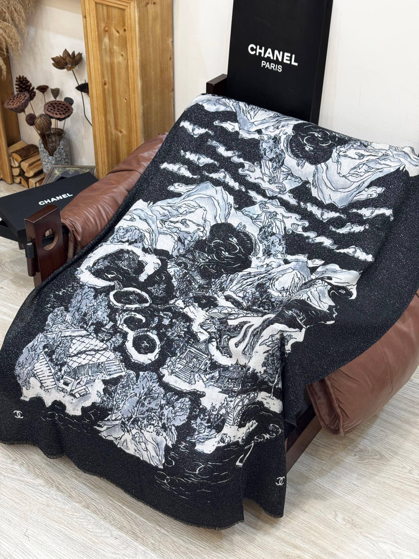 会发光发亮的围巾 2025秋冬高级成衣系列～Chanel 此系列谱写一曲自由轻灵的赞歌本系列作品创新演绎